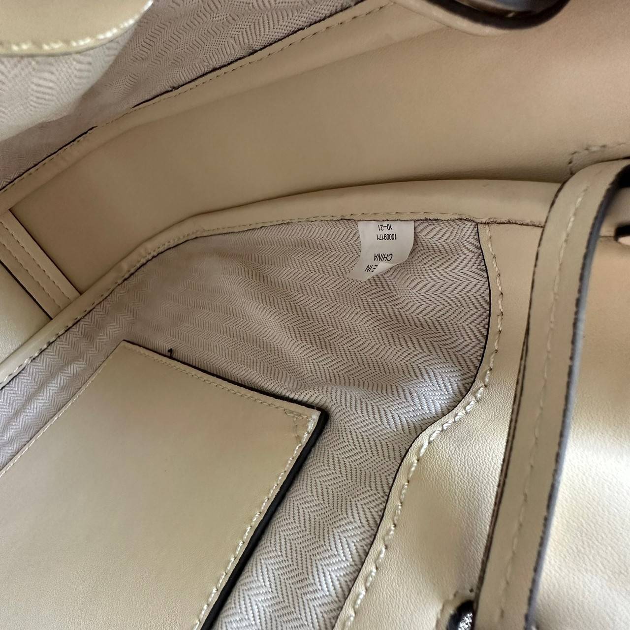 TORY BURCH T Monogram Straw Bell Bag กระเป๋าสะพายข้างรุ่นคลาสสิกที่ได้แรงบันดาลใจจากการควิลท์แบบดั้งเดิมของเพนซิลเวเนีย คอลเลกชันบ่งบอกถึงความมีสไตล์เหนือกาลเวลา รูปทรงเรียวโดดเด่น ปักทอลายแบรนด์อย่างสวยงาม เปิด ปิดด้วยเชือกรูด ด้านในช่องโล่งกว้าง ซับในผ้