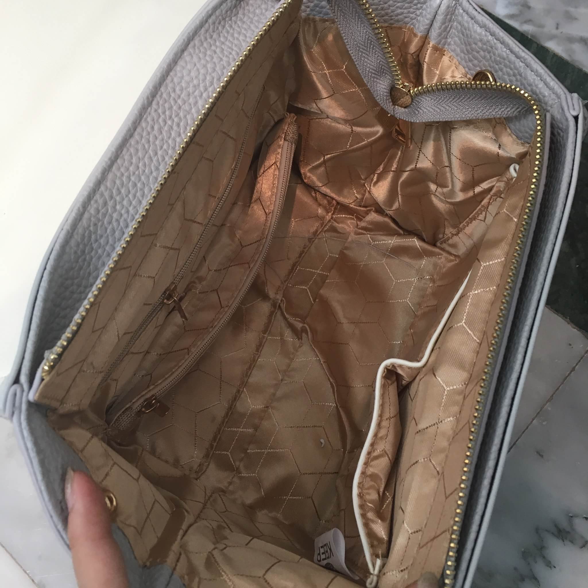 Best Seller !! ทรงที่ขายดีที่สุด #2in1 กระเป๋า KEEP mini office handbag ทรงสวย ทันสมัย -ปรับใช้ได้ถึงสองทรงคะ เก็บด้านข้างกระเป๋าได้ -ใช้หนังแกะสังเคราะห์ เนื้อดีมาก -ขนาดกะทัดรัด น้ำหนักเบา -ภายใน 2 ช่องซิป และช่องเก็บมือถือ แยกเก็บ-ของเป็นระเบียบมากๆคะ