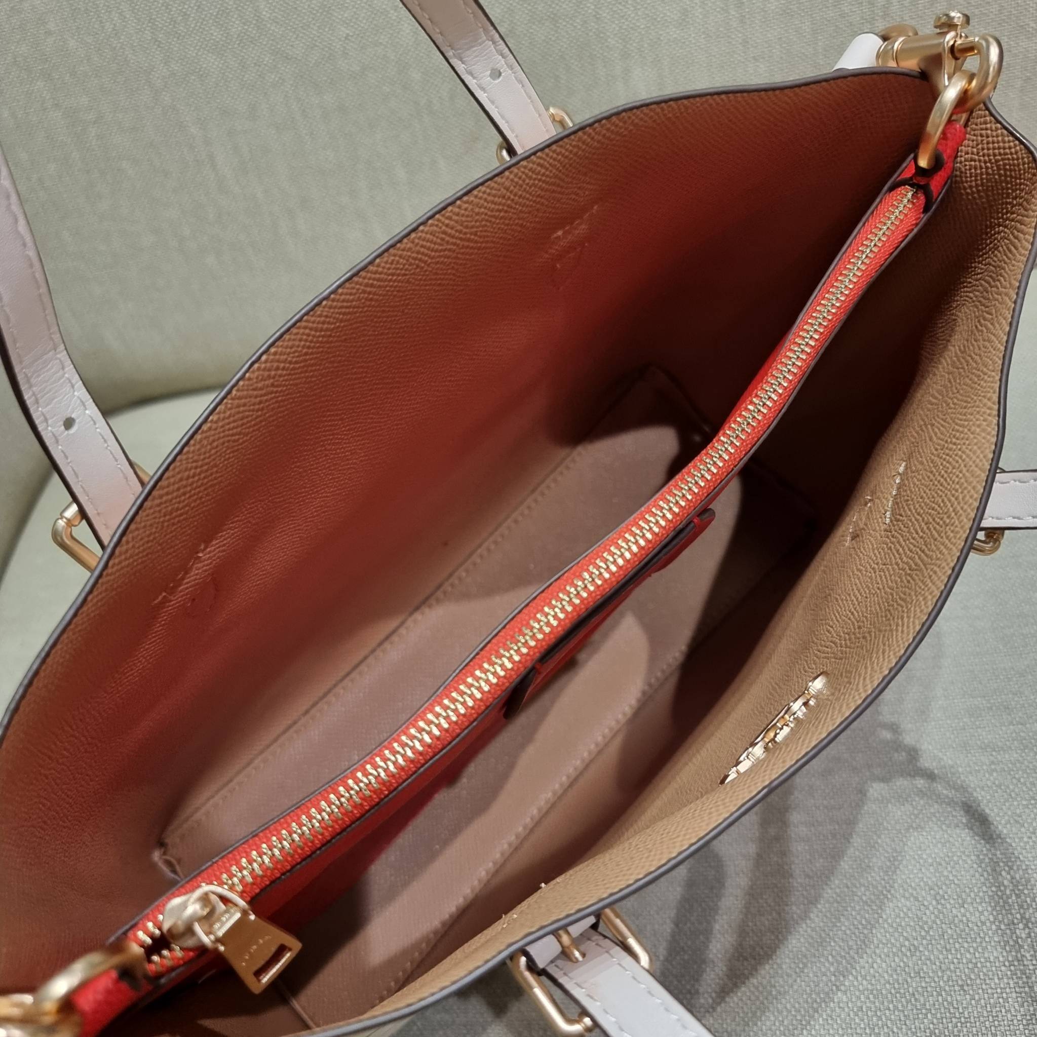 COACH C8217 MOLLIE TOTE 25 WITH DREAMY LAND FLORAL PRINT คอลใหม่ล่าสุด ยังไม่เข้า shop ไทย สวยๆแบบไม่ต้องรอพรีฯให้ยาวนาน กับกระเป๋าโท้ทไซส์เล็กที่สาวๆต่างก็ต้องปักใจรัก สวยสมใจ ดีไซน์ลวดลายดอกไม้ คละเคล้าเต็มใบ ละมุน สดใส น่าใช้สุดๆ วัสดุหนังแคนวาส ภายในโ