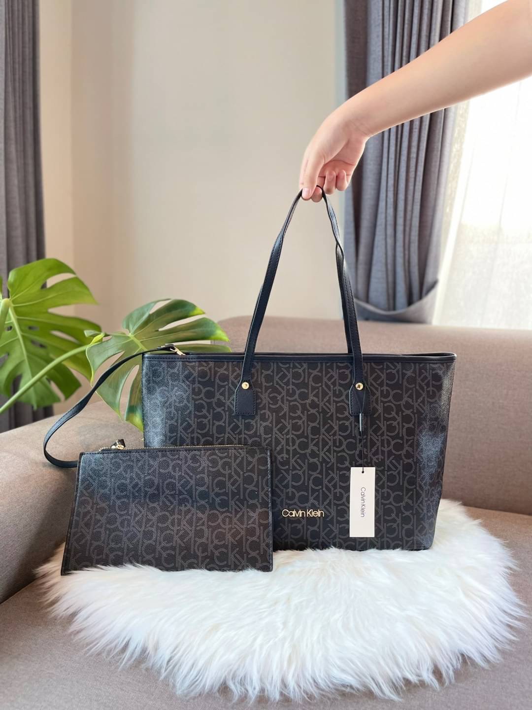 Calvin Klein tote bag กระเป๋าทรงช้อปปิ้ง ใบใหญ่จุกๆ มาพร้อมกับใบลูก สามารถถอดได้ เปิดปิดด้วยซิปบน ไม่ต้องกลัวของตกหล่น ภายในโล่งกว้าง ใส่ไอแพด/โน๊ตบุ๊ค/A4 ได้ค่ะ