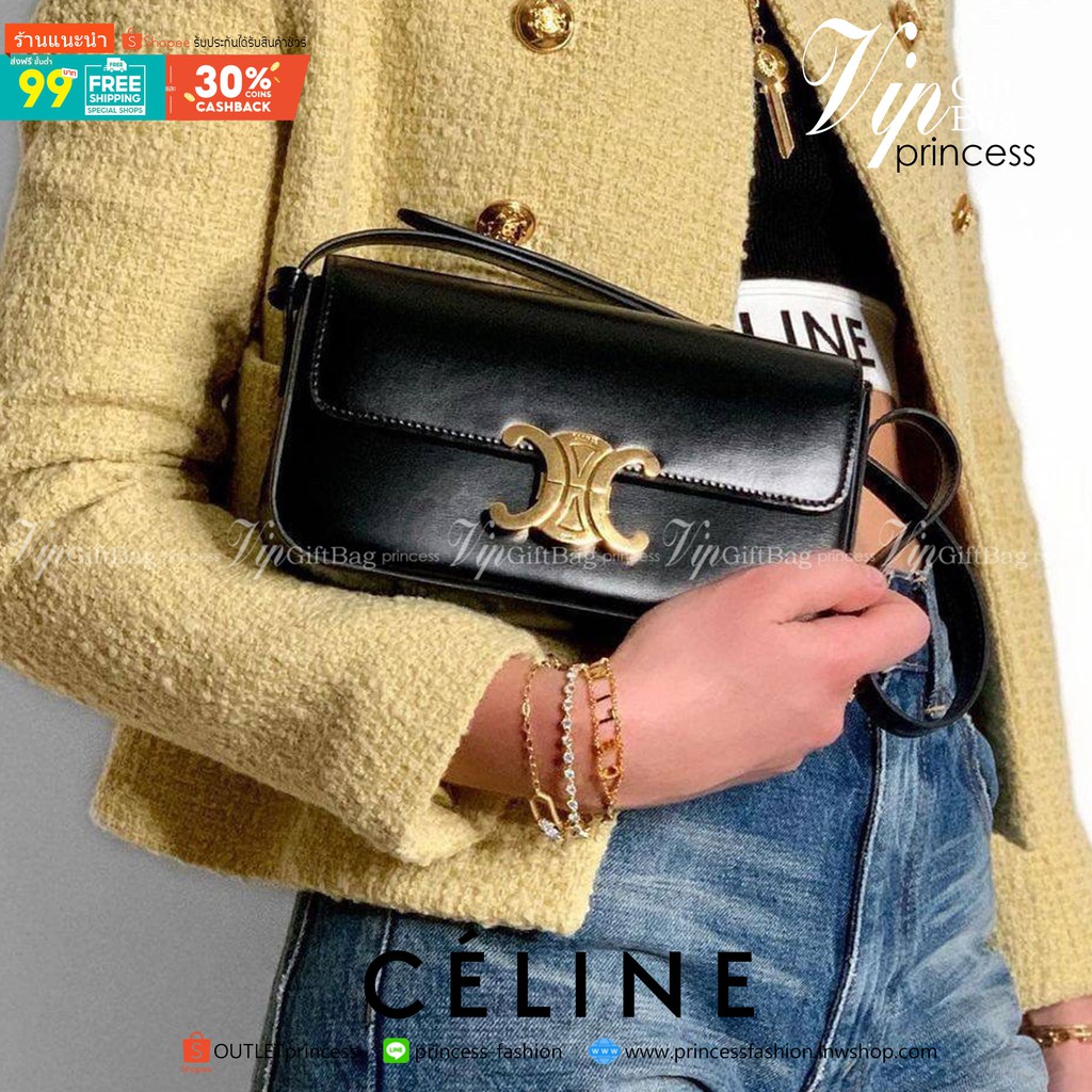 VIP 】CELINE TRIOMPHE SHOULDER BAG IN TRIOMPHE อีกหนึ่งผลงานการออกแบบของ Hedi Slimane ที่ได้ดึงเอาเอกลักษณ์ต่าง ๆ ของ CELINE ออกมาและทำการตีความหมายใหม่จนได้กระเป๋าเรียบหรูและดูทันสมัย ให้คุณเลือกสะพายในชีวิตประจำวันเข้ากับการแต่งตัวสบาย ๆ หรือจะสะพายออกงา