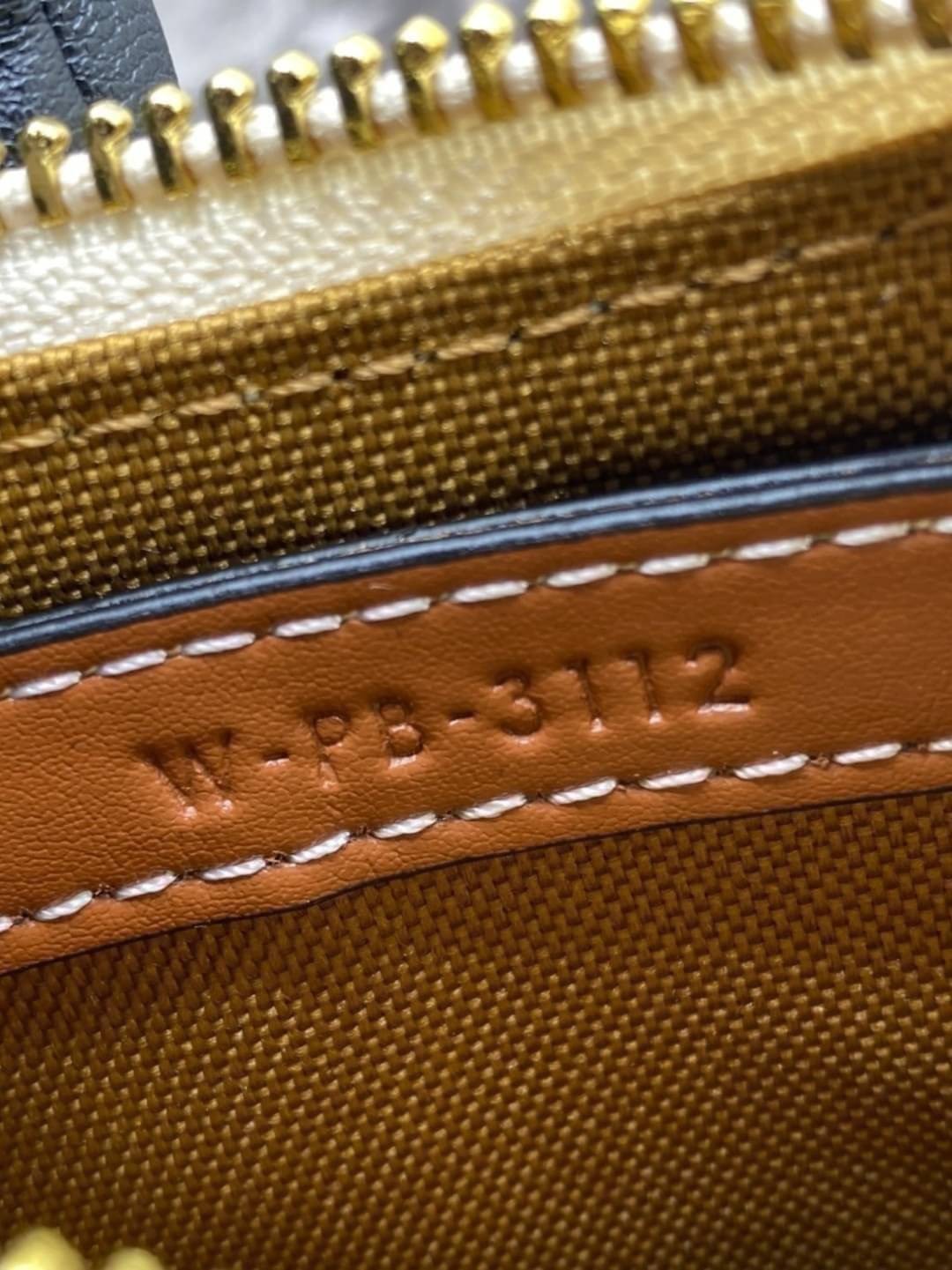 หนังแท้ CELINE AVA / CELINE Vintage Classic Ava bag 1 ใน คอลเลคชั่น “Triomphe Canvas” มาพร้อมสายสะพายไหล่ที่ปรับความยาวได้ และเนื่องจากช่วงล่างของกระเป๋ามีขนาดใหญ่กว่าช่วงบน จึงทำให้ไม่เสียทรงเมื่อเราใส่สิ่งของอย่างกระเป๋าสตางค์หรือโทรศัพท์มือถือ หากดูภาพ