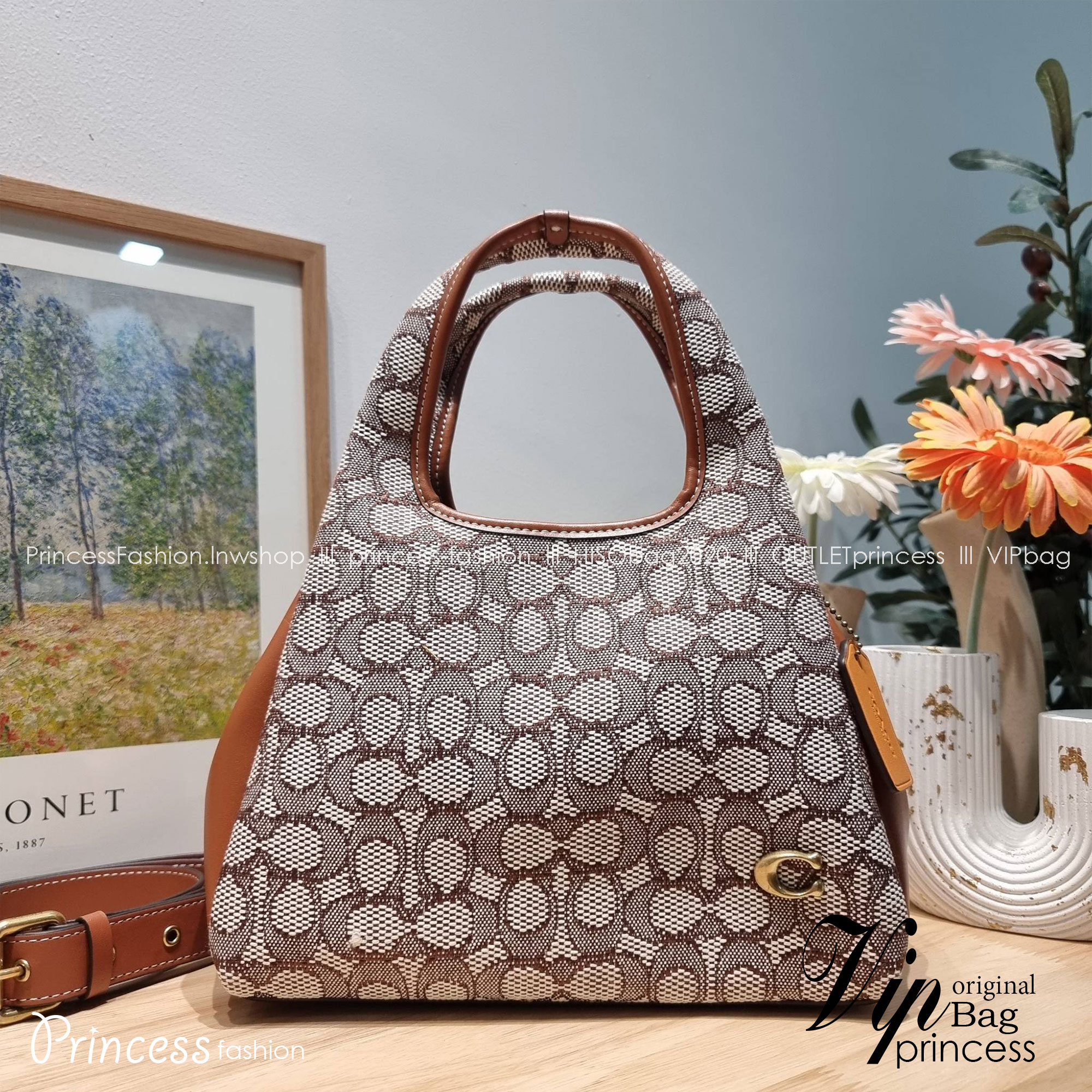 COACH LANA SHOULDER BAG 23 IN SIGNATURE JACQUARD CM550 พร้อมส่ง กระเป๋าถือ/สะพายทรงเก๋ โดดเด่นด้วยลวดลายซิกเนเจอร์บนผืนผ้าทอสวย หูจับในตัวถือสะดวก รีบช้อปได้ใช้ก่อนใครไปเลย