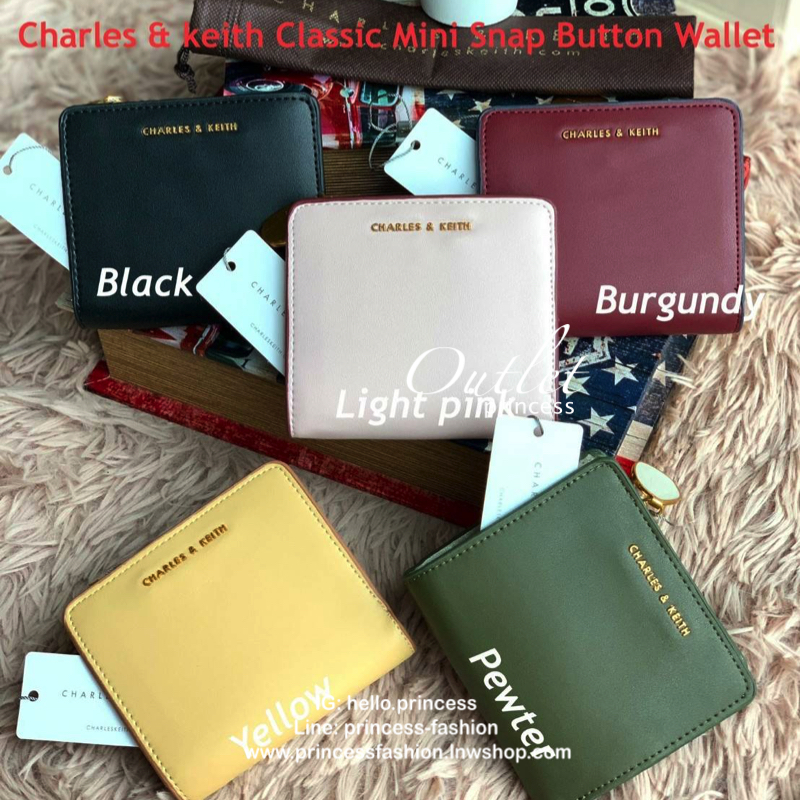 Charles & keith Classic Mini Snap Button Wallet กระเป๋าสตางค์ทรงสั้นรุ่นใหม่ชนช้อป! วัสดุpuหนังเรียบนิ่ม ด้านหน้าประดับโลโก้แบรนด์ด้วยโลหะตัวนูน ภายในเปิดปิดด้วยกระดุมทั้ง2ด้าน มีช่องซิปใส่เหรียญใบเล็ก สามารถถอดแยกกับชิ้นใหญ่ได้ ภายในยังมีช่องเสียบบัตร แล