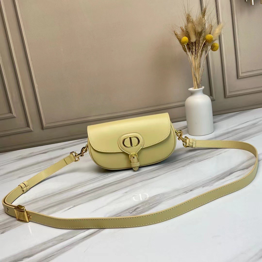 หนังแท้ DIOR BOBBY EAST-WEST BAG พร้อมส่งที่ไทย งานหนังแท้ทั้งใบเกรดออริจินอล ภาพสินค้าถ่ายจากงานขายจริง ใช้งานต่างประเทศได้ รุ่นใหม่ในฤดูกาลนี้ เพิ่มความทันสมัยให้กับซิลลูเอทของ Hobo ผ่านเส้นสายที่สง่างามและสัดส่วนที่กลมกลืนกัน สไตล์หนังลูกวัว โดดเด่นด้ว