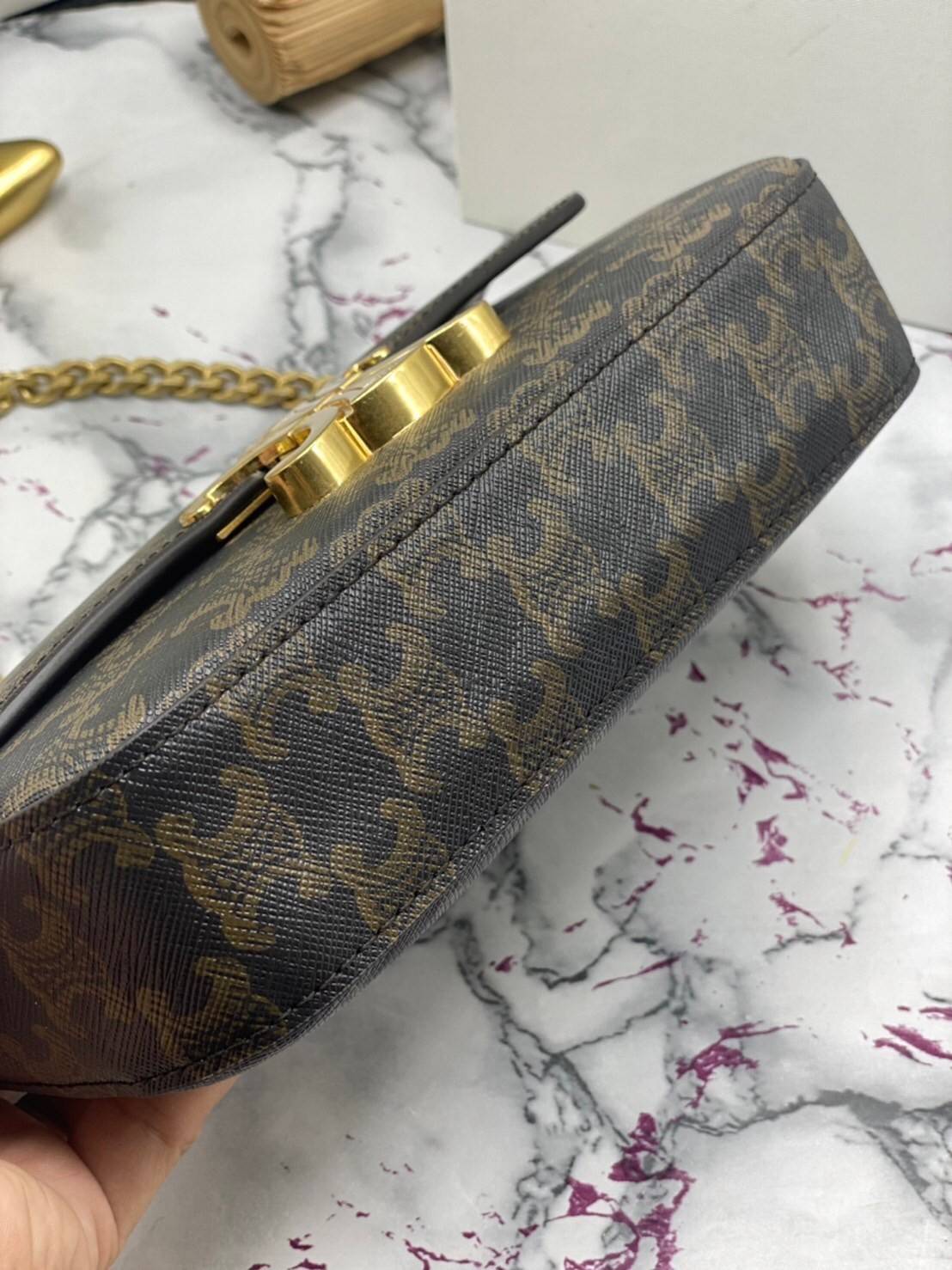 หนังแท้ CELINE CHAIN SHOULDER BAG / CELINE TRIOMPHE พร้อมส่งที่ไทย กระเป๋าเรียบหรูและดูทันสมัย ให้คุณเลือกสะพายในชีวิตประจำวันเข้ากับการแต่งตัวสบาย ๆ หรือจะสะพายออกงานปาร์ตี้สังสรรค์ก็ช่วยให้คุณดูโดดเด่น มีรูปทรงที่ดูแข็งแรงจึงไม่เสียรูปทรงแม้ใส่ของจำนวนม