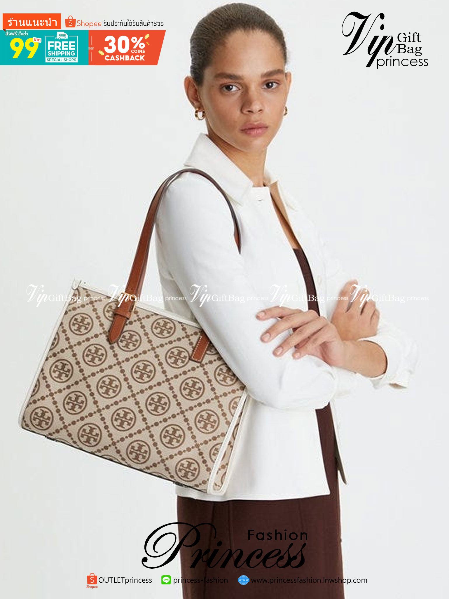 Tory Burch Small T Monogram Tote / TORY BURCH Shopper Tote Bag 32cm ใบใหญ่ กระเป๋าทรงโท้ท รุ่นใหม่ Square Tote ตกแต่งขอบด้วยหนังหรู มาพร้อมช่องเก็บของที่จุของได้มากมาย และสายจับกระเป๋าที่สามารถสะพายขึ้นไหล่ เหมาะสำหรับการใช้งานหลากหลายรูปแบบ รังสรรค์ลงบนก