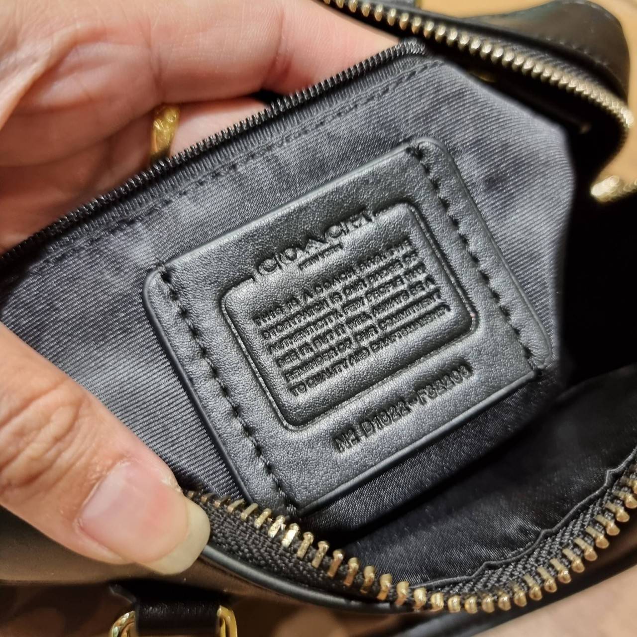 COACH F32203 MINI BENNETT SATCHEL IN SIGNATURE CANVAS กลับมาอีกครั้ง!! กับกระเป๋าทรงหมอนยอดฮิต 🥳 มีกี่สีก็ขายหมด วัสดุหนังแคนวาสเคลือบลาย ทรงสวยใช้งานได้ทุกโอกาส ภายในโล่งกว้างใส่ของได้เยอะ มีหูจับในตัว และสายสะพาย crossbody ปรับได้ตามตัว ใบนี้ไม่