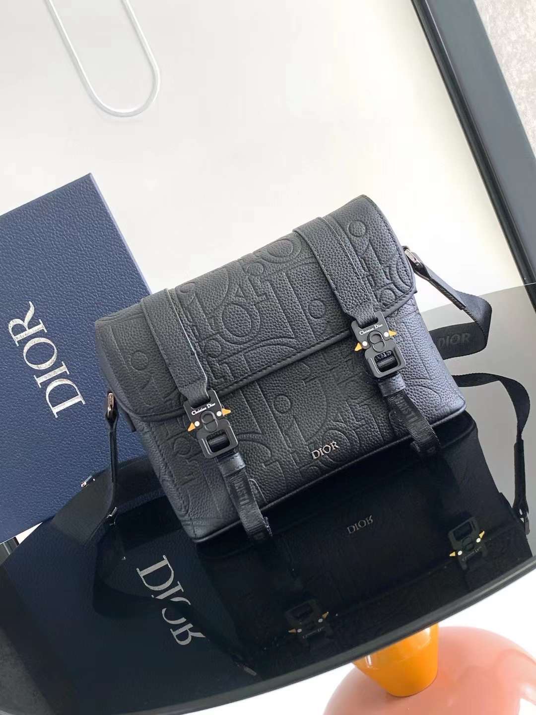 DIOR Hit the Road Messenger Bag with Flap กระเป๋าสะพายทรงแมสเซ็นเจอร์ รูปทรงใหม่ทันสมัย สง่างามเหนือกาลเวลา เกรดออริ สลับแท้ 1:1