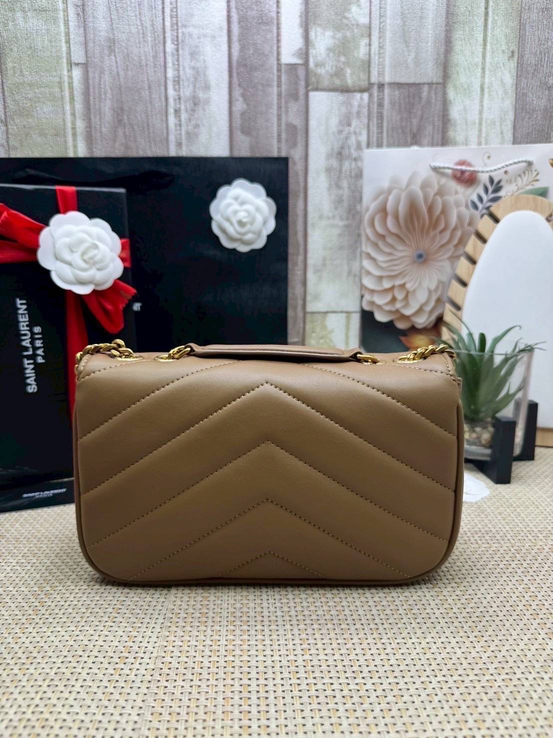 ORI หนังแท้ | YSL LOULOU small in MATELASSÉ กระเป๋าสะพายสายโซ่าีทองหรูหรา งานหนังแท้เนื้อนุ่มตะเข็บเย็บลายเชฟรอนสวยหรูโดดเด่นเป็นเอกลักษณ์ 🤍 เกรดออริจินอล หนังแท้