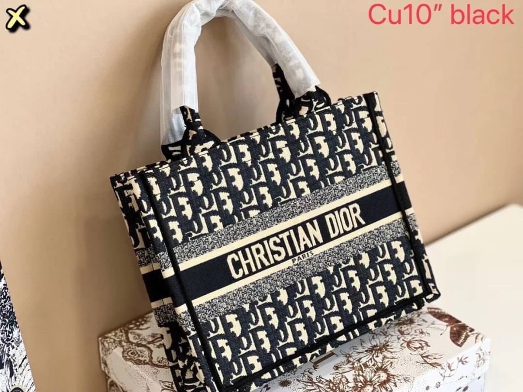 DIOR SMALL BOOK TOTE กระเป๋าสะพายทรงโท้ท สวยคลาสสิคขนาดกำลังดี พกพาสะดวก ใช้งานง่ายสุดๆ วัสดุงานทอละเอียดคุณภาพดี ภายในเป็นช่องโล่ง ใบจริงงานสวยเกินเบอร์!! สวยงามเกินราคา ไม่ผิดหวังจ้า