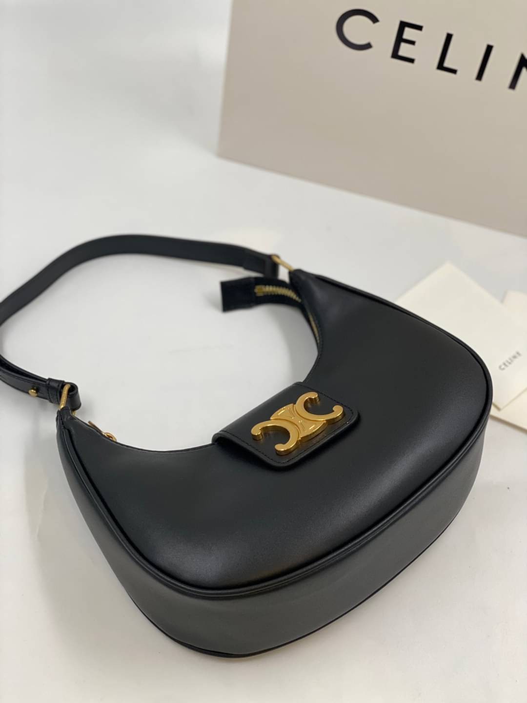 CELINE AVA TRIOMPHE SOFT BAG IN TRIOMPHE CANVAS AND CALFSKIN / CELINE SHOULDER BAG รุ่นใหม่ล่าสุดดีไซน์สวยหรู หนังสวยอยู่ทรง ภายในโล่งกว้างและจุสามารถใส่มือถือ กระเป๋าสตางค์ ของใช้ได้เยอะ