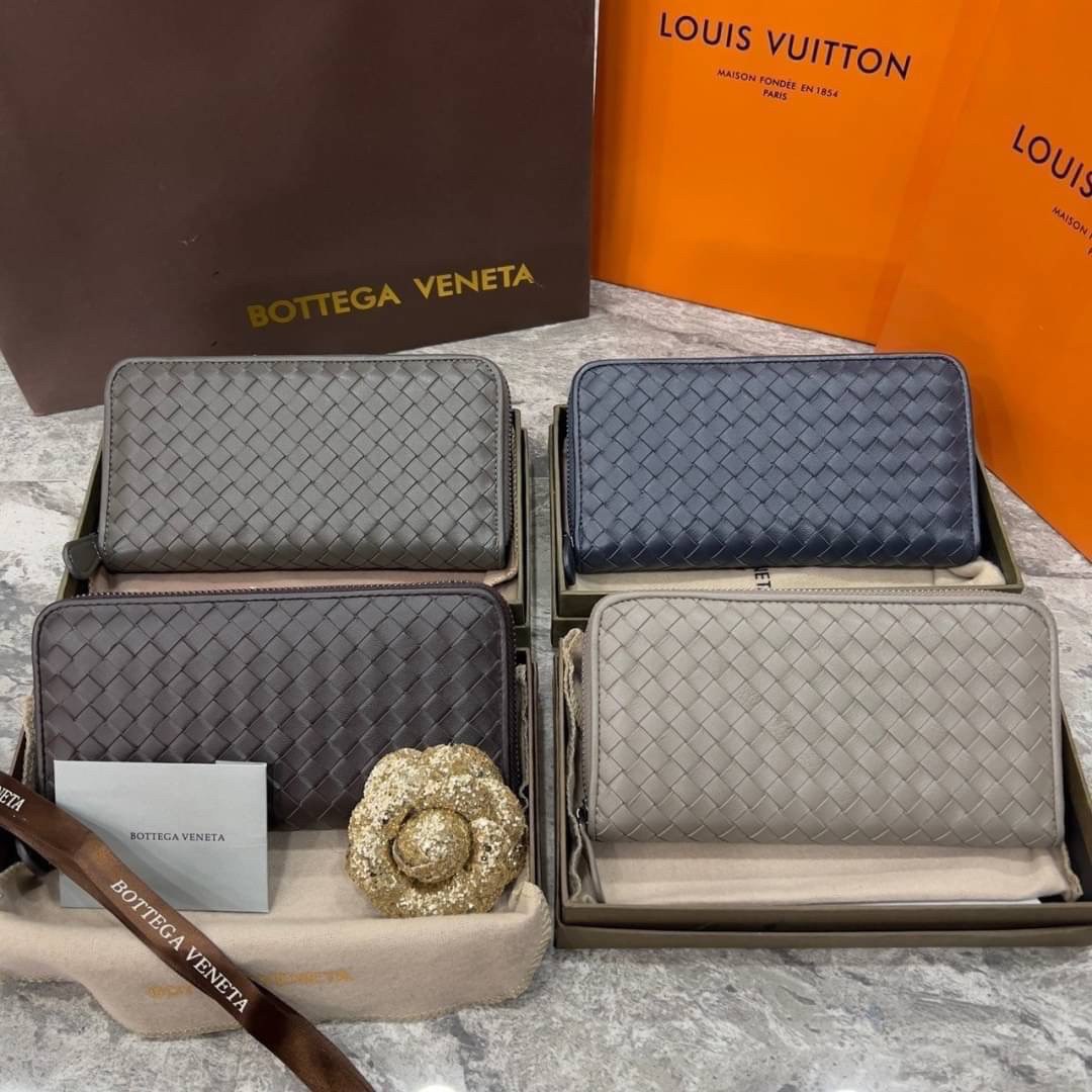 VIP 】หนังแท้ BOTTEGA VENETA LONG WALLET ZIP AROUND กระเป๋าสตางค์ใบยาวซิปรอบ รุ่นนี้หายากมากค่ะ เป็นรุ่นยอดนิยม ใช้ได้ทั้งหญิงชาย มาเท่าไหร่ไม่เคยพอเลยค่า เป็นรุ่นคลาสสิกที่หยิบมาใช้งานได้บ่อยที่สุด งานหนังแท้ทั้งใบสวยมากนะคะ ใช้ทนทานได้นานเลย ภาพสินค้าถ่า