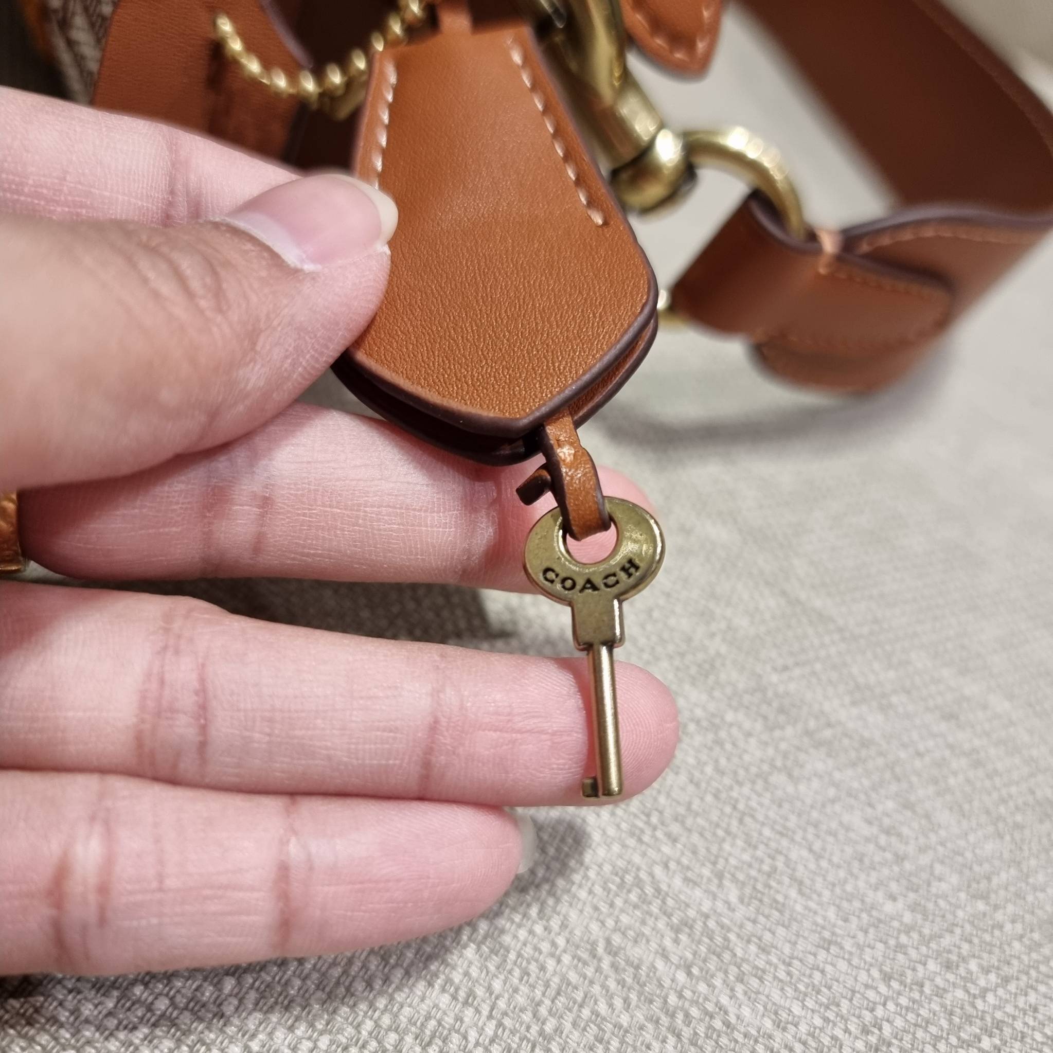 COACH C7764 STUDIO CAMERA BAG 19 IN SIGNATURE TEXTILE JACQUARD WITH CREATURES น้องเล็กใหม่สุดอีกหนึ่ง!! ขนาดเล็กกะทัดรัด มาแบบเลิศๆหรูๆมากแม่ พร้อมเทกเจอร์สุดคิ้วท์!! กระเป๋าสะพายข้างลุคไฮน์ ที่ดีไซน์ออกมาได้ปัง และดูแพงมากๆ ด้วยดีเทลคลาสสิคผสานความเป็นเอ