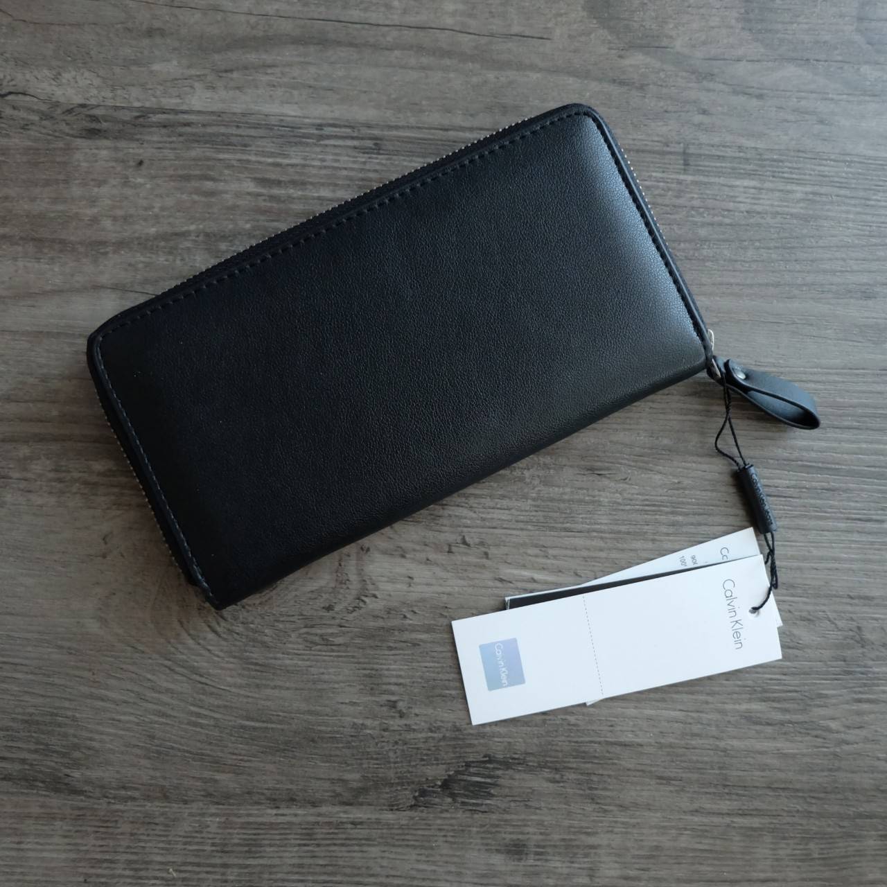 Calvin Klein Long Wallet กระเป๋าสตางค์ใบยาวซิปรอบ ภายในมีช่องใส่ธนบัตร, บัตร และช่องซิป สำหรับใส่เหรียญ จะมอบเป็นของขวัญ หรือใช้เองก็แนะนำเลยค่ะ