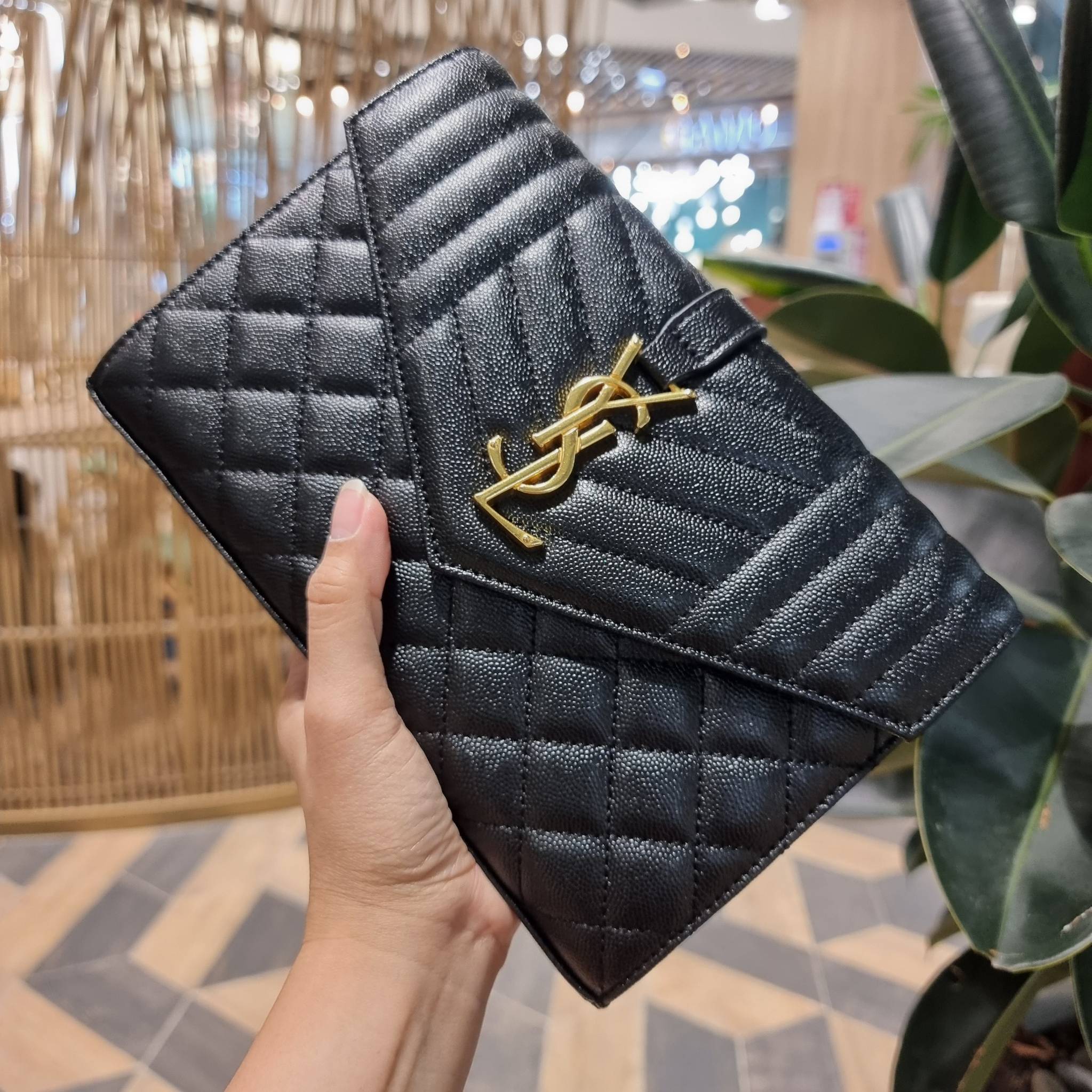 Yves Saint laurent envelope quilted with chain / YSL WOC กระเป๋าสะพายทรง woc สุดฮอต ในดีไซน์ใหม่ ดีเทลเย็บสวยคม โดดเด่นกว่าใครแน่นอน วัสดุหนัง pepble ทนทาน ใช้งานง่ายเพียงแค่เปิด-ปิดด้วยกระดุมแม่เหล็ก ภายในแบ่งสัดส่วนได้ดี มีช่องใส่บัตร มีช่องซิป ใส่มือได