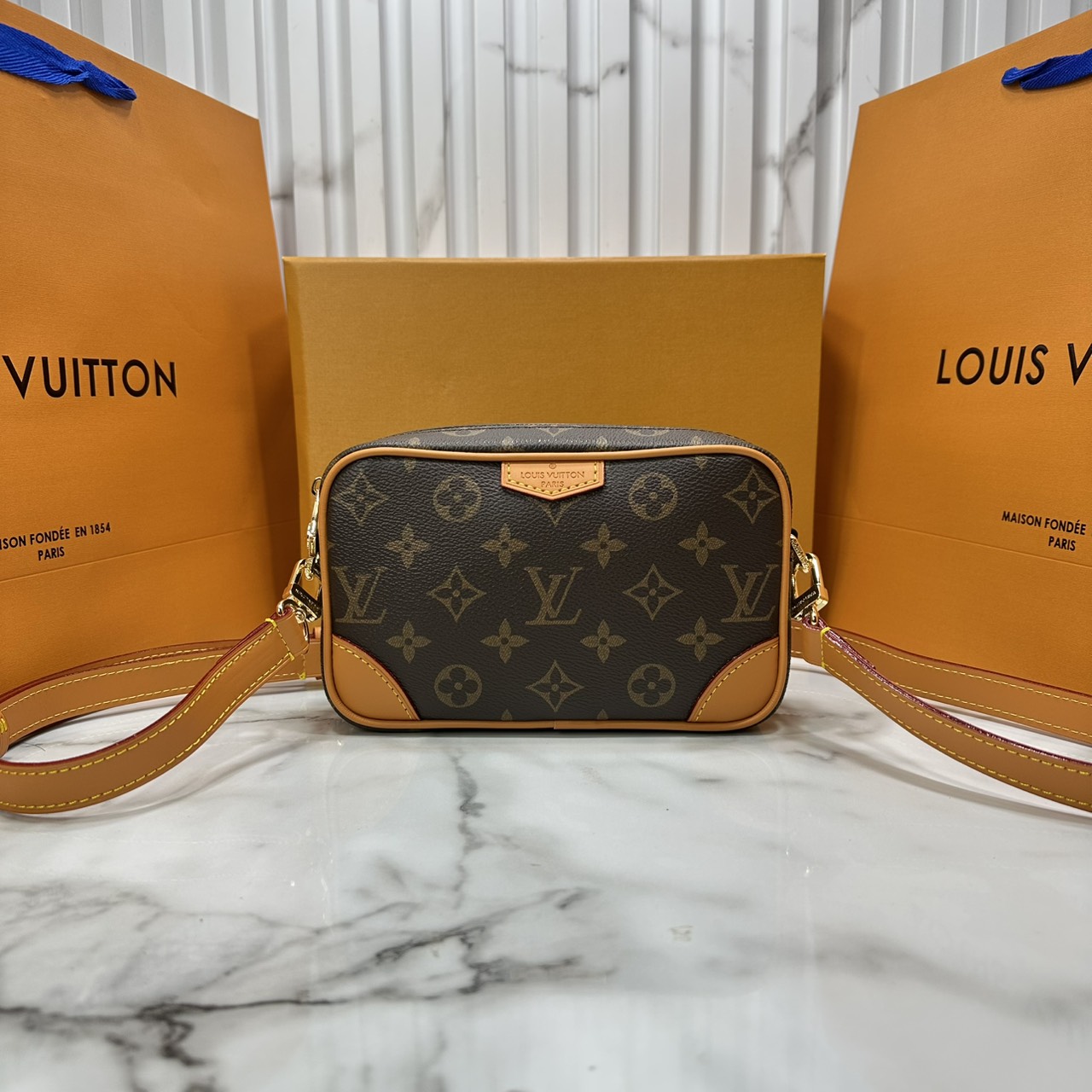 ORI หนังแท้ | LV Trocadéro Wearable Wallet Monogram Canvas 20cm กระเป๋าสะพายทรงแมสเซ็นเจอร์ดีไซน์ใช้เป็นกระเป๋าสตางค์ได้ ขนาดกำลังสวยกะทัดรัด คลาสสิคหรูหราคล่องตัว