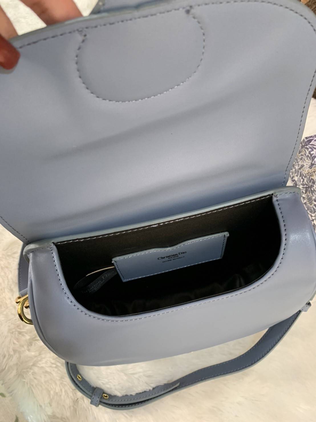 Dior Bobby Bag (GWP) พรีเมี่ยมกิ้ฟ Limited Edition วัสดุหนังแท้ Calfskin อะไหล่ทอง กระเป๋าหรูยอดฮิต ดีไซน์เป็นทรงโค้งเรียบหรูแบบโบฮีเมียนนิดๆ ด้านหน้าประดัลโลโก้ CD เด่นชัด ตอกย้ำความเป็นแบรนด์หรู Christian Dior แมทกับชุดได้ง่าย ใช้ได้ทุกวัน ทั้งสะพายไหล่