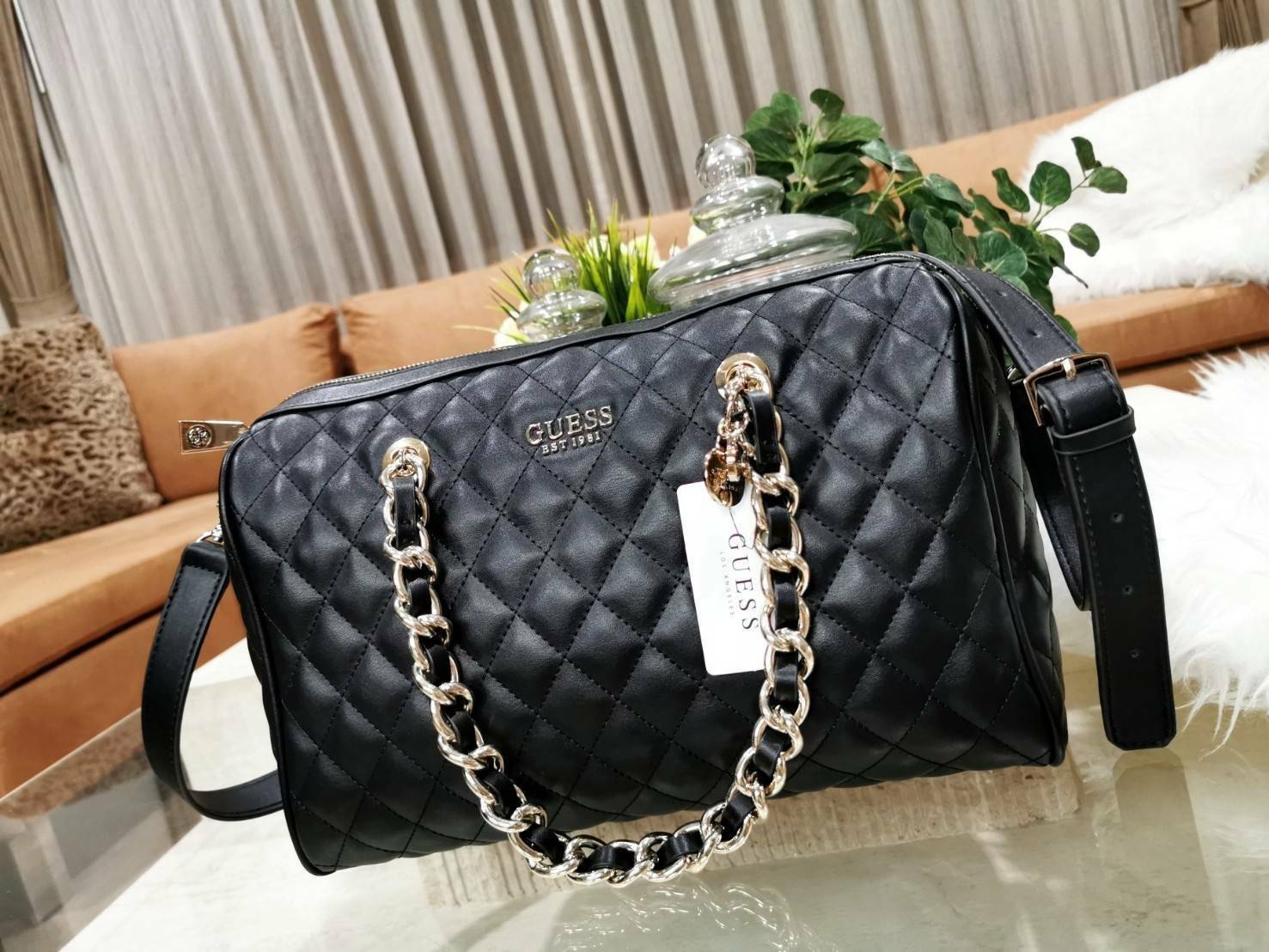 GUESS WOMEN’S BOWLING BAG กระเป๋าสะพายทรง Bowling รุ่นใหม่ล่าสุดจาก GUESS FACTORY หนังนิ่มลายตารางสวยอยู่ทรงใบใหญ่กำลังดี ด้านหน้าประดับโลโก้หูหิ้วโซ่ร้อยหนังสะพายไหล่ได้เเข็งแรงรับน้ำหนักได้เยอะ เปิดปิดด้วยซิปสะดวกใช้ มีหมุดรองฐานกันรอย ภายในมีช่องซิปและ