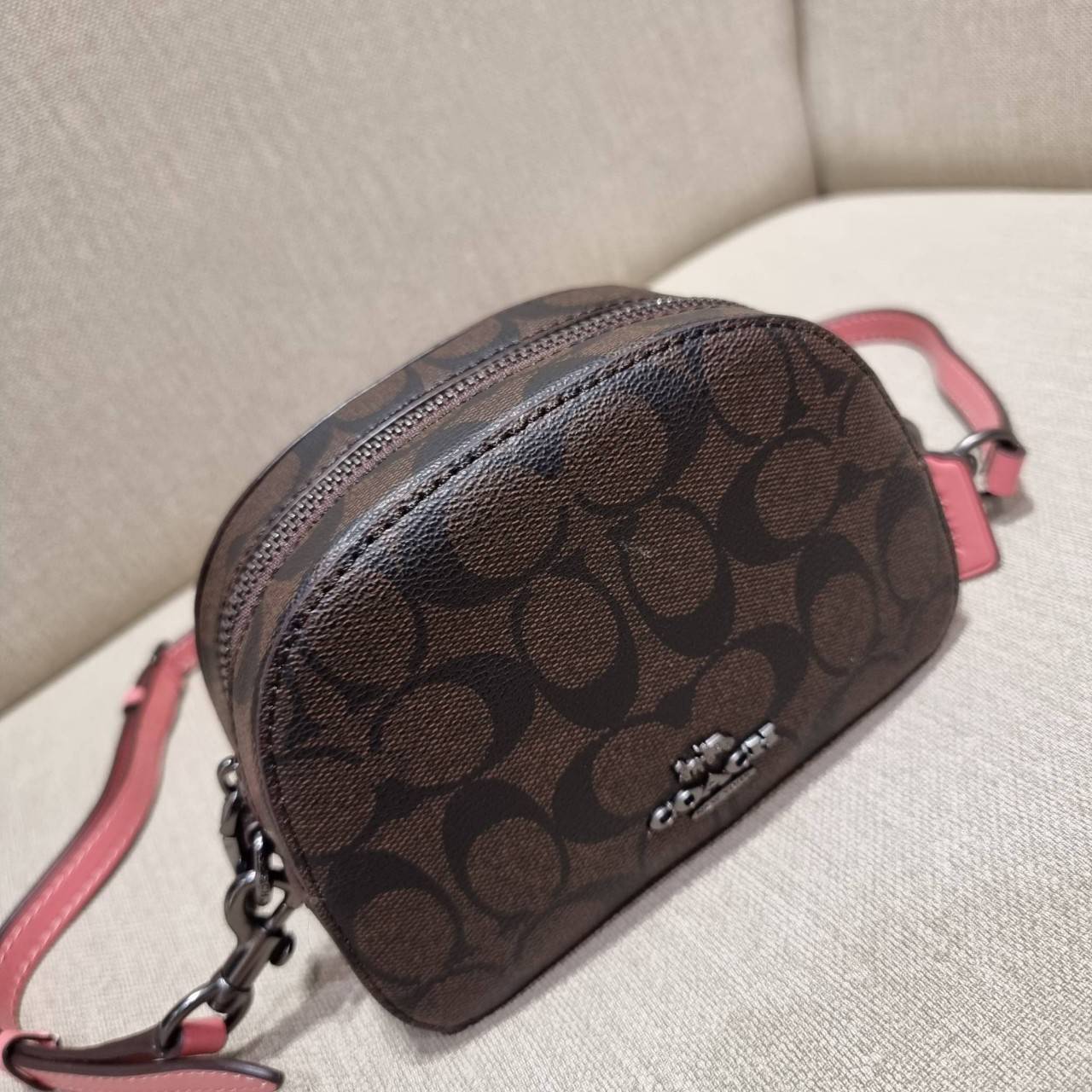 COACH 2628 MINI SERENA CROSSBODY IN SIGNATURE CANVAS ใหม่ที่สุด!! พร้อมส่งทุกสีเด็ด!! ย่อส่วนกระเป๋าสะพายคอลเลคชั่นยอดฮิต มินิเซเรนา ที่รับรองว่าน้องน่ารักม้ากกก!! ขนาดเล็กกุ๊งกิ๊ง แต่ดีเทลยิ่งใหญ่ วัสดุหนังแคนวาสเคลือบลาย เปิด-ปิดด้วยซิป สะดวกใช้ ภายในเป