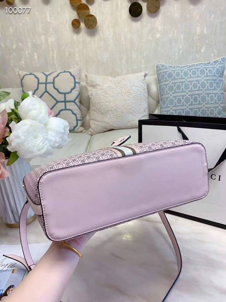 TORY BURCH TOTE BAG กระเป๋าสะพายไหล่ทรงชอปปิ้ง รุ่นขายดีอันดับ1 ของแบรนด์นี้นะคะ ทรงคลาสสิค ฮิตตลอดกาล ทรงสวยขนาดกำลังดี ตัวกระเป๋า วัสดุหนัง Pu ด้านหน้าติดโลโก้แบรนด์ /ประดับด้วยพวงกุญแจหนัง ตัดแถบแนวเส้นตรงวัสดุผ้าแคนวาส เปิดปิดด้วยซิปรูด ภายในช่องหลัก 