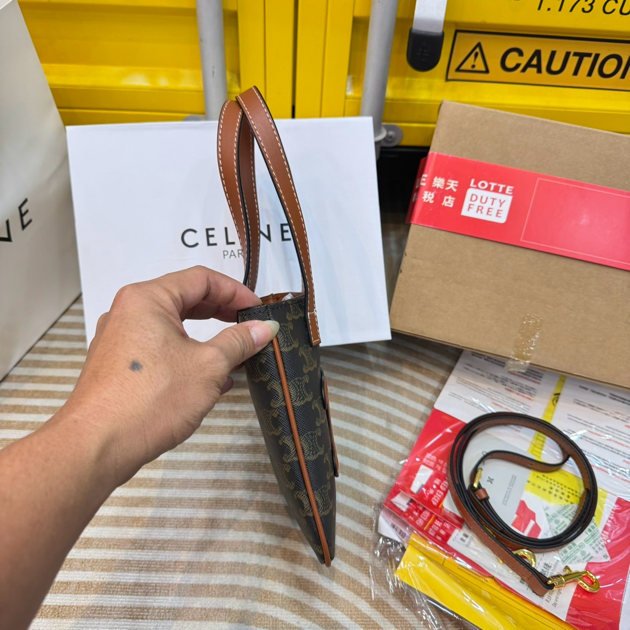 CELINE MICRO CABAS in Triomphe canvas and Leather กระเป๋าโท้ทมินิไมโครไซส์ กะทัดรัดปุ๊กปิ๊ก ฮอตสุดในเกาหลี ดีไซน์สุดคลาสสิค โดดเด่นด้วยโลโก้หน้าไซส์จัมโบ้