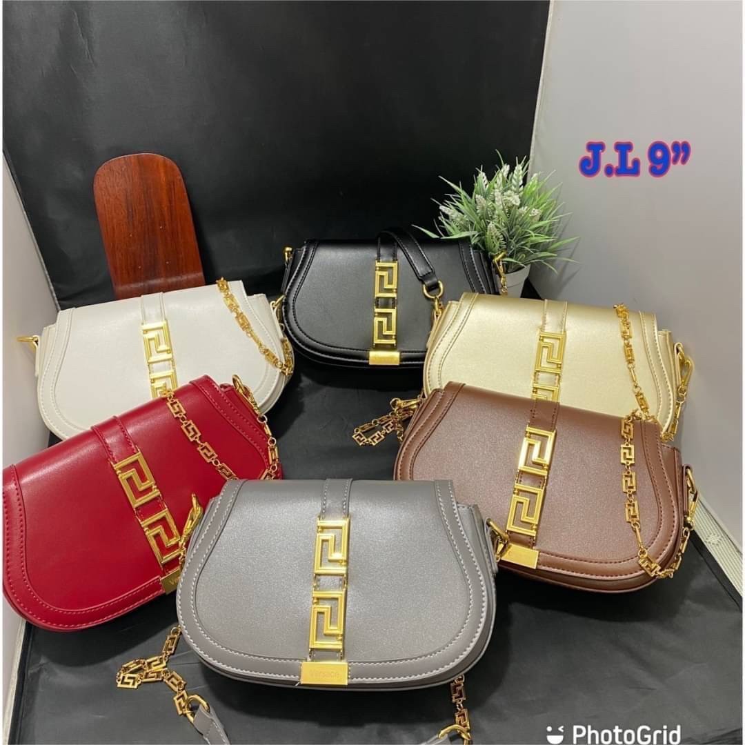 Versace Small Greca Goddess leather shoulder bag สัมผัสกระเป๋าสุดไอคอนิกอย่าง “Greca Goddess” พร้อมลวดลายที่สะท้อนตัวตนในรูปแบบใหม่ของ Versace ที่บอกเล่าเรื่องราวฉบับใหม่ของเเบรนด์ได้อย่างน่าหลงใหล