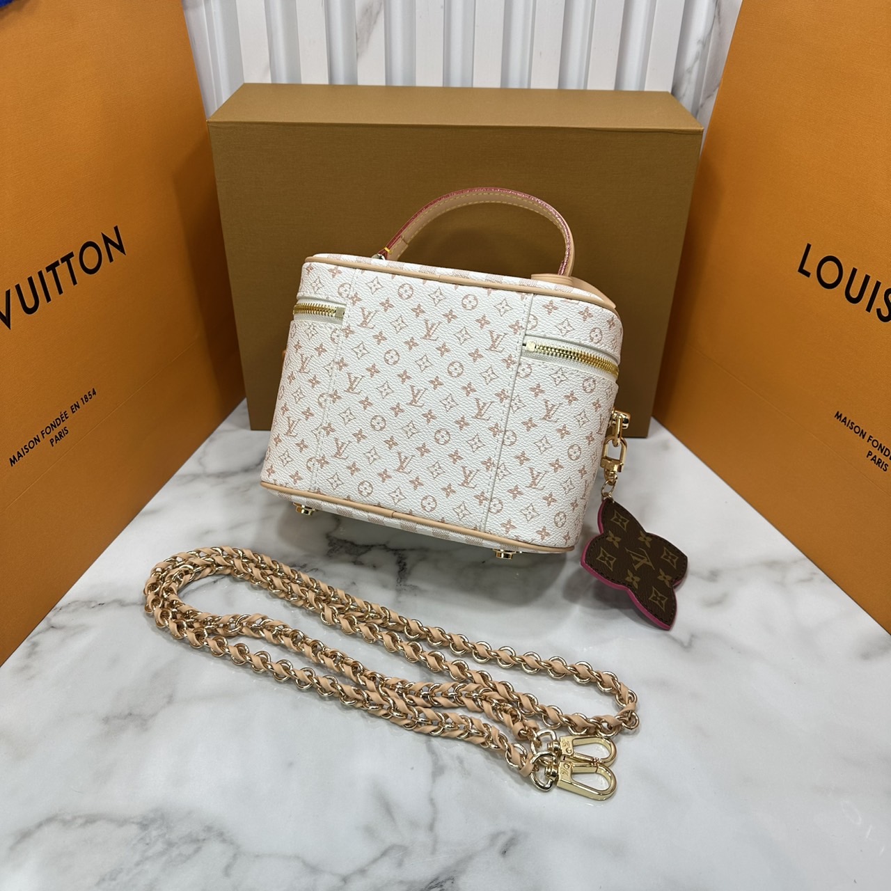 ORI หนังแท้ | LV Vanity Cosmetic Bag กระเป๋ารุ่นวานิตี้ กระเป๋าเครื่องสำอางจากคอลเลคชั่น Louis Vuitton Baby พกพาผลิตภัณฑ์อาบน้ำและของใช้จำเป็นอื่นๆ อย่างมีระดับ Monogram แคนวาสสุดเอ็กซ์คลูซีฟสำหรับคอลเลคชั่น