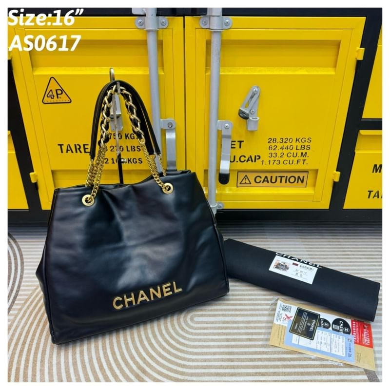 Chanel Tote Leather Bag กระเป๋าทรงโท้ทใบใหญ่ หนังเรียบผิวสัมผัสดีงามน่าหลงใหล อะไหล่สีทองเงางาม ดีไซส์เรียบหรูใช้งานง่าย รุ่นนี้สามารถใช้ได้ทั้งผู้หญิงและผู้ชายน้า