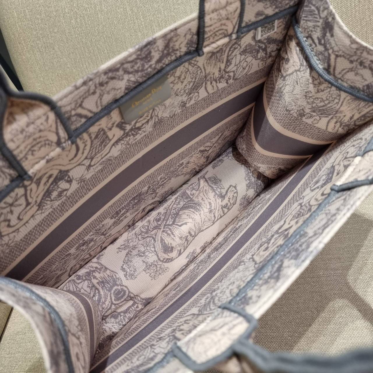 VIP 】HOT ARRIVAL!! DIOR CD SHOPPING BAG WITH GWP กระเป๋าทรงช้อปปิ้งใบใหญ่ จุใจ!! พรีเมี่ยมกิ๊ฟรุ่นดับเบิ้ลฮอต ดีไซน์คลาสสิควินเทจ สวยหรู วัสดุผ้าแคนวาสลายกราฟฟิค ภายในโล่งกว้างมากๆ ใส่ของจุสุดๆ โน้ตบุ้ค ไอแพด กระเป๋าสตางค์ มือถือ หรือเสื้อผ้ายังได้ สะพายค