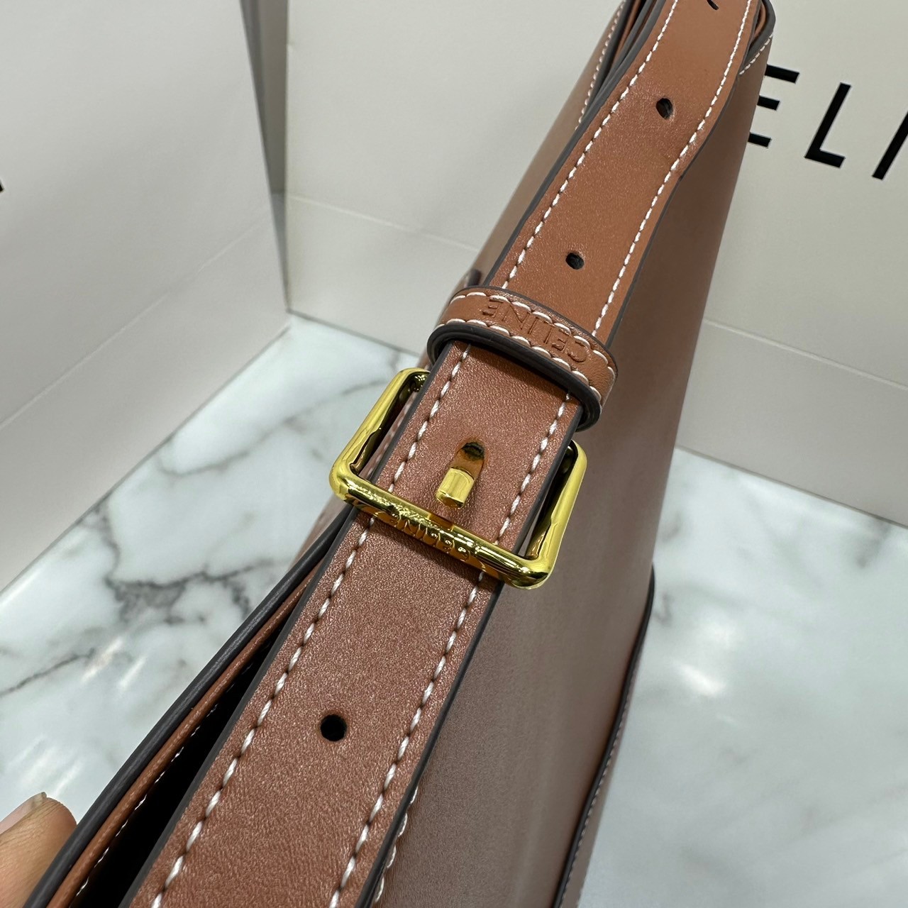 CELINE BUCKET CUIR TRIOMPHE bag in denim with full Triomphe กระเป๋าสะพายทรงบัคเก็ตเดนิม ปักลายแบรนด์สีขาวสวยโดดเด่น พิเศษพร้อมใบลูกสะดวกใช้งาน รุ่นฮิตข้ามปี งานสวยเรียบหรู ผู้ดีไปอีก