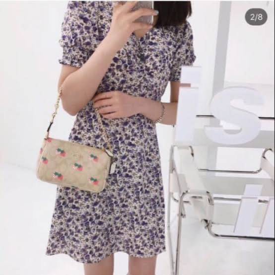 OUTLET 】Coach Signature Top Handle Coach Pouch with Strawberry, Watermelon, Ladybug พร้อมส่งที่ไทย เป็นอีกรุ่นหนึ่งที่ได้รับความนิยมในหมู่สาว ๆ ค่ะ นอกจากราคาจะไม่สูงแล้ว ยังมีรูปทรงที่น่าสนใจอีกด้วย กะทัดรัดแต่ใช้งานง่าย เหมาะกับทุกโอกาส สำหรับกระเป๋าคล้