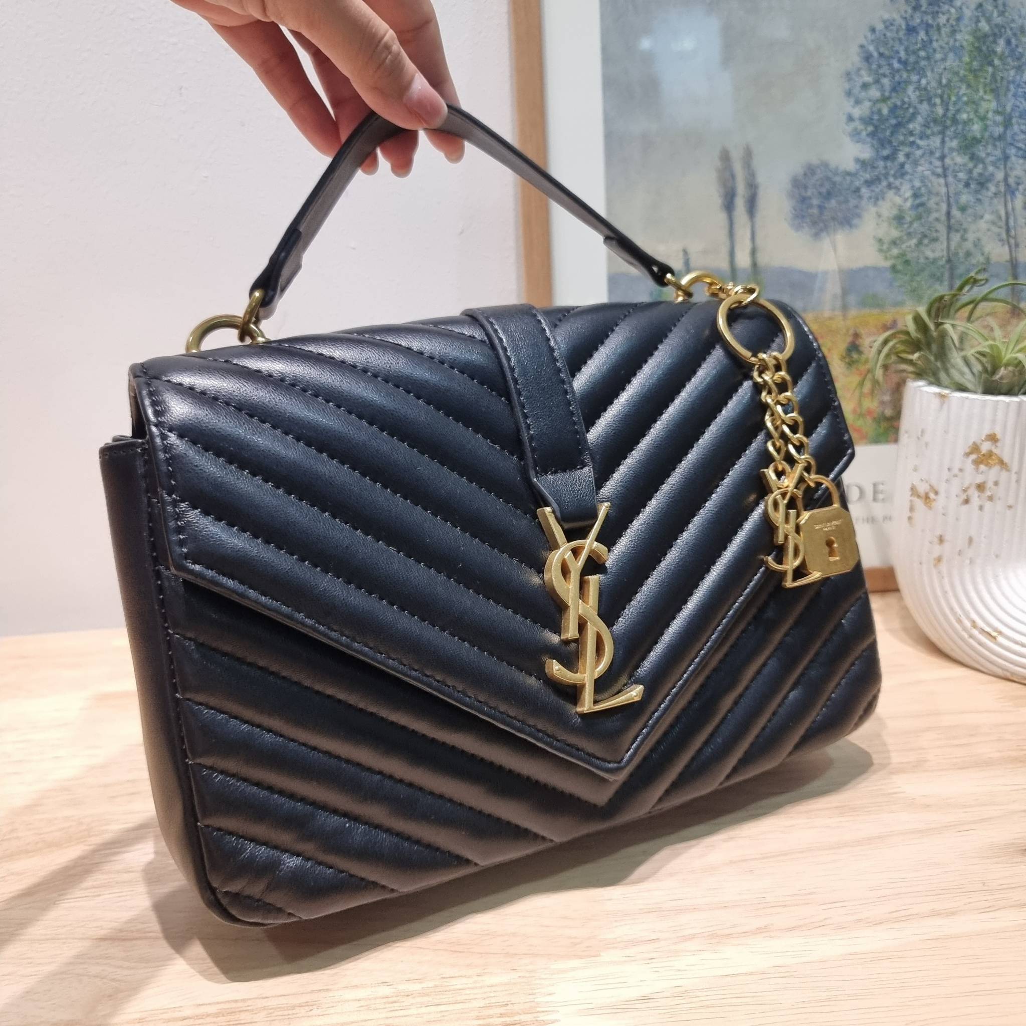 YSL College Medium Bag / Yves Saint laurent crossbody boutique กระเป๋าสะพายไหล่ ดีไซน์ทรงสวยหรู พิเศษ แถมฟรี พวงกุญแจห้อยเอกลักษณ์แบรนด์ ดูแพงไปหมดจริงๆไอเท็มนี้