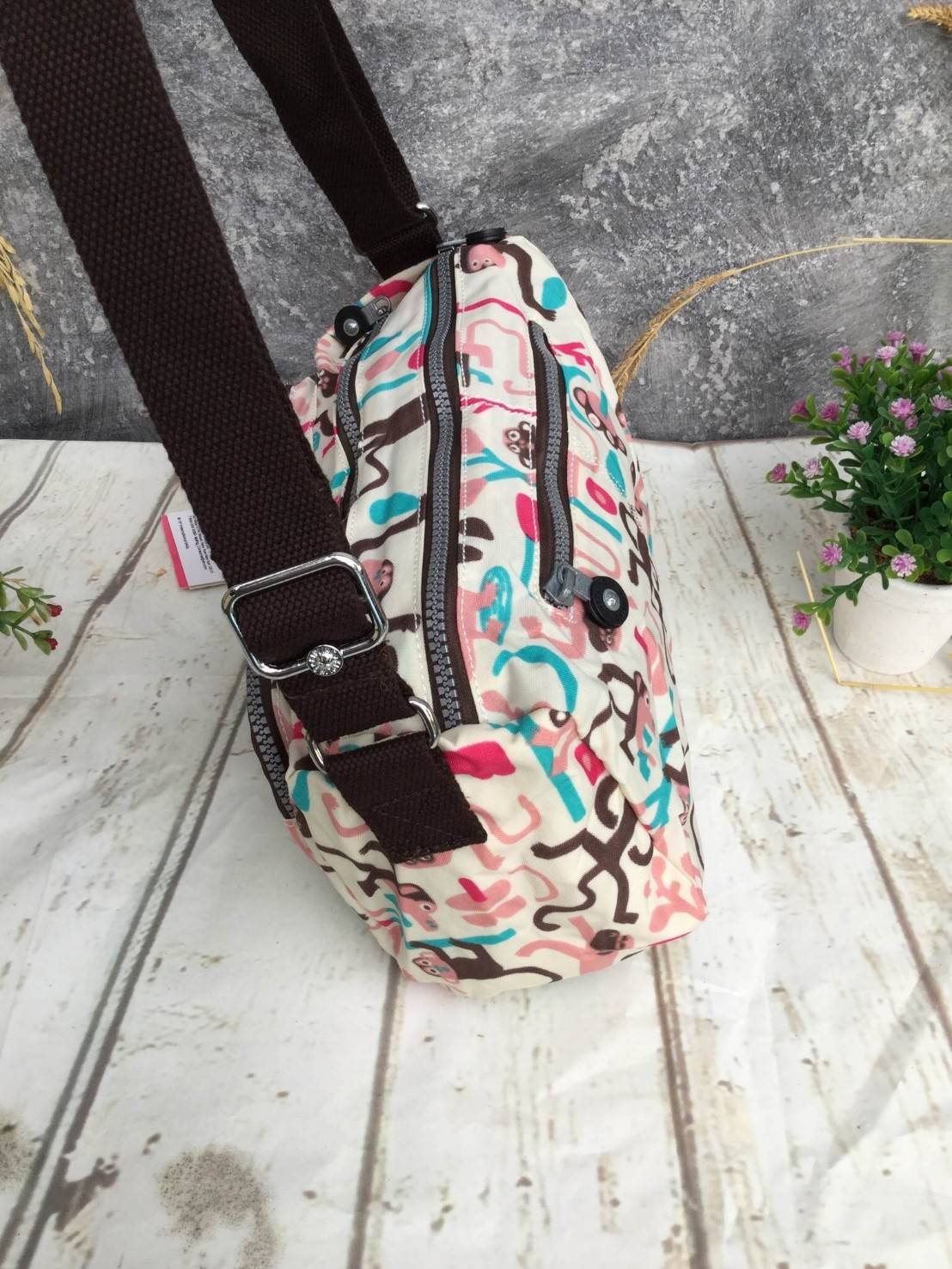 กระเป๋าสะพาย KIPLING รุ่น Reth วัสดุไนล่อนคุณภาพดี มาพร้อมดีไซน์ทันสมัย และสามารถใช้งานได้อย่างดี เข้ากับทุกการแต่งตัว โดดเด่นด้วยพื้นที่ภายในและช่องต่างๆ ที่ให้คุณจัดเก็บของสำคัญได้ครบถ้วน ไม่ว่าจะเป็นมือถือ ปากกา หรือไอเท็มจำเป็นของคุณ สายสามารถปรับและถ