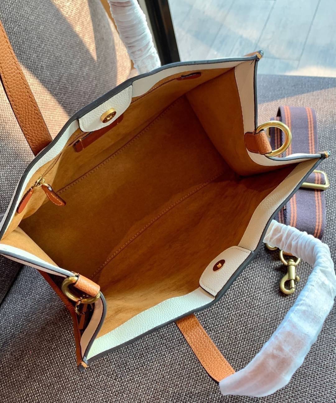 COACH FIELD TOTE 30 WITH HORSE AND CARRIAGE PRINTAND CARRIAGE BADGE 📣พร้อมส่งที่ไทย ใหม่ล่าสุด บอกเลยสีสวย สุดคลาสสิคมากๆ