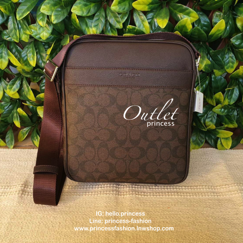 Coach Men crossbody bag Best seller! กระเป๋าข้างรุ่นยอดฮิตของคุณผู้ชาย วัสดุหนังลาย signature brand รอบใบ ด้านหน้ามี logo brand มีช่องหน้าหลัง ช่องหลักเปิดปิดด้วยซิป ใส่ wallet ยาว mini iPad ได้ มีช่องซิปเล็ก สายสะพายยาสปรับได้ค่ะ