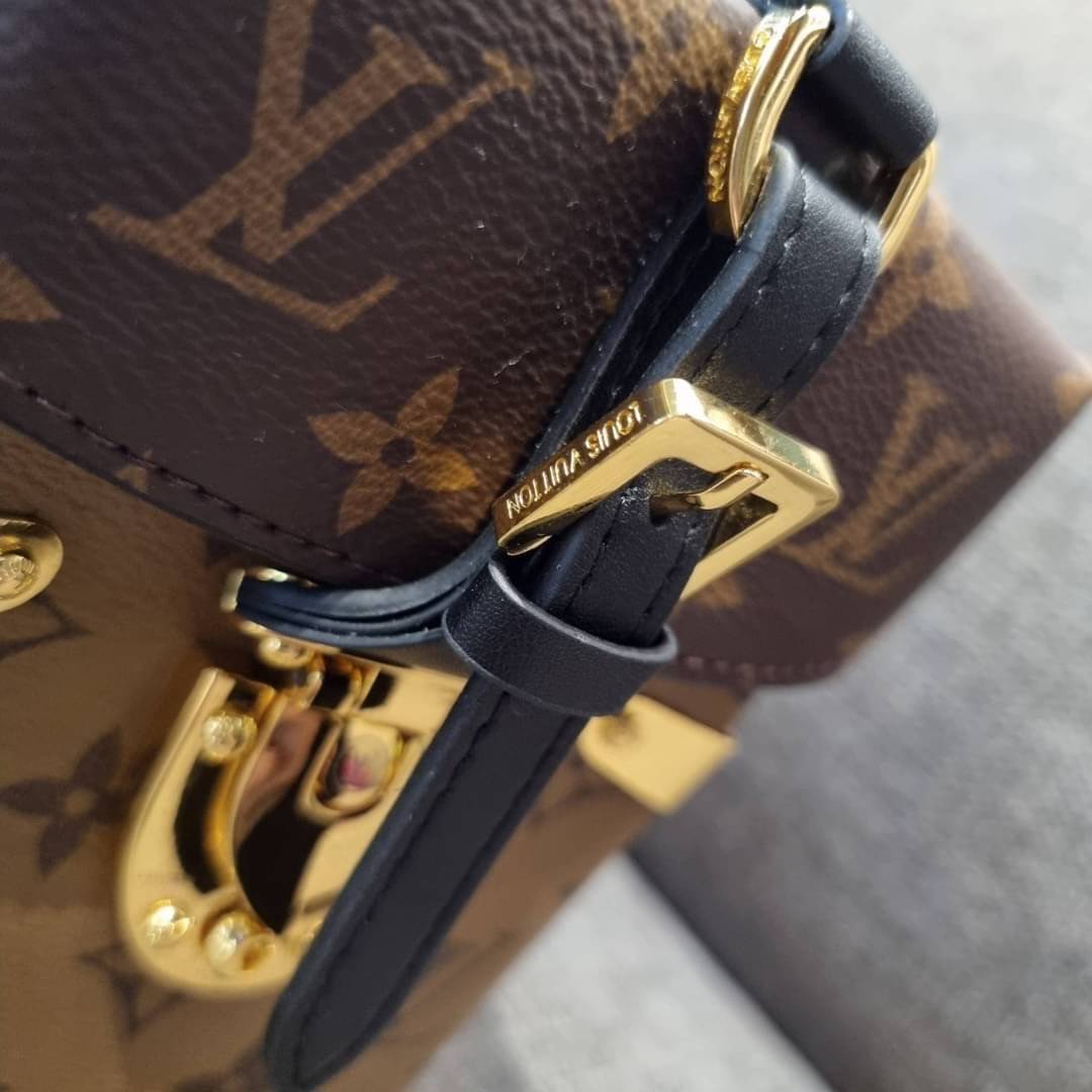 LV CROSSBODY BOX BAG / LV Reverse Monogram Camera Box Bag กระเป๋าถือ/สะพายวีไอพีพรีเมี่ยม สวยหรูทุกมุม ตกแต่งเพิ่มดีเทลด้วยหมุด วัสดุหนังแคนวาสคุณภาพ เปิดปิดด้วยตัวบีบล็อค แน่นหนา มีหูจับในตัว และสายสะพายข้างมาให้ ภายในเป็นช่องโล่ง ใส่มือถือได้ทุกรุ่น มาพ