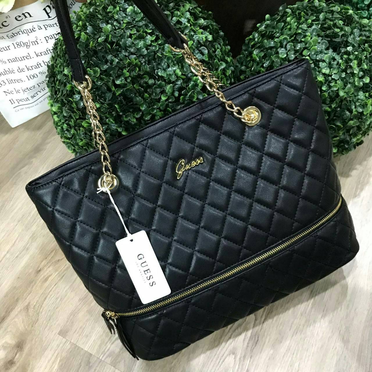 GUESS WOMEN’S SHOPPER BAG WITH ZIPS (SIZE L) กระเป๋าสะพายรุ่นใหม่ล่าสุดจาก GUESS FACTORY ลายตารางข้าวหลามตัดหนังนิ่มสวยอยู่ทรงไม่ย้วยขนาดใหญ่กำลังดี ด้านหน้าประดับโลโก้ พร้อมแต่งซิปดูมีดีเทล หูหิ้วสะพายไหล่โซ่ต่อหนังเเข็งแรงรับน้ำหนักได้เยอะ เปิดปิดด้วยซิ