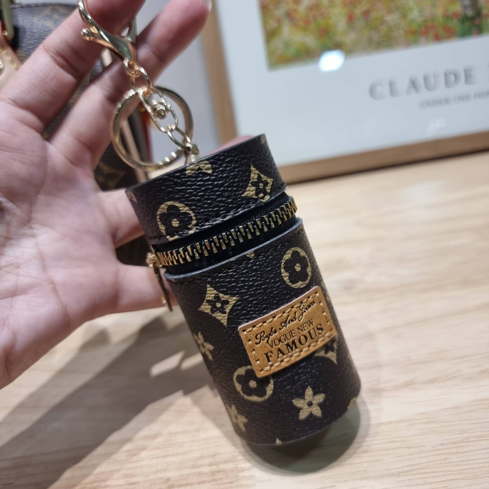 Set 3 ใบ LV Speedy Bandoulière 20 New in!! กับ box set ชวนสะสม ที่จับเอารุ่นยอดฮิต มามิกซ์รวมกับไอเท็มสุดคุ้มของมันต้องมี!! จัดเรียงให้อยู่ในกล่องสุดหรู ไม่ว่าจะตัวกระเป๋า กระเป๋าสตางค์ กระเป๋าจิ๋ว ใบไหนๆก็นำมาใช้งานได้จริง คุ้มค่ามากๆ แถมฟรี! ริบบิ้นลายล