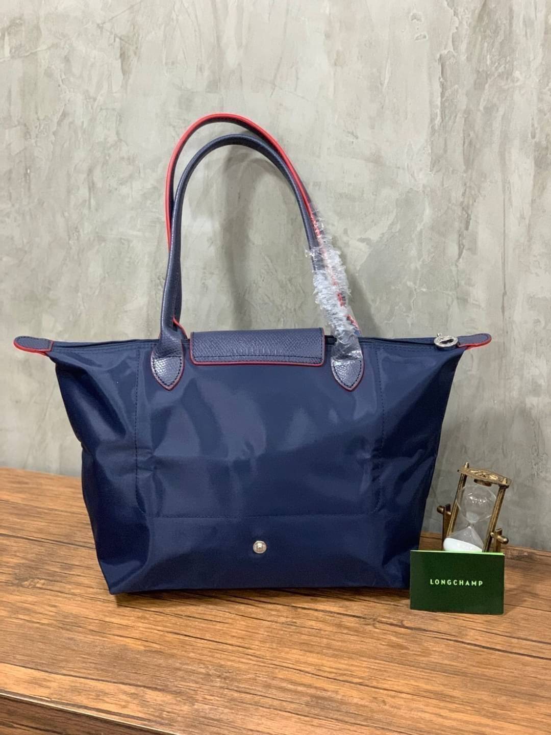 Longchamp LE PLIAGE Club (พร้อมส่ง 8 สี) TOTE BAG S กระเป๋ารุ่นยอดนิยม ที่สาวๆ ต้องมีไว้เก็บไว้สักใบ ด้วยตัวน้ำหนักกระเป๋า Longchamp เบาแสนเบา แต่จุของได้เยอะมาก สำหรับลุคทางการกึ่งลำลอง แฝงความสบาย ยามเดินทาง จุดเด่นอย่างหนึ่งของ กระเป๋าก็คือ สามาถพับเก็