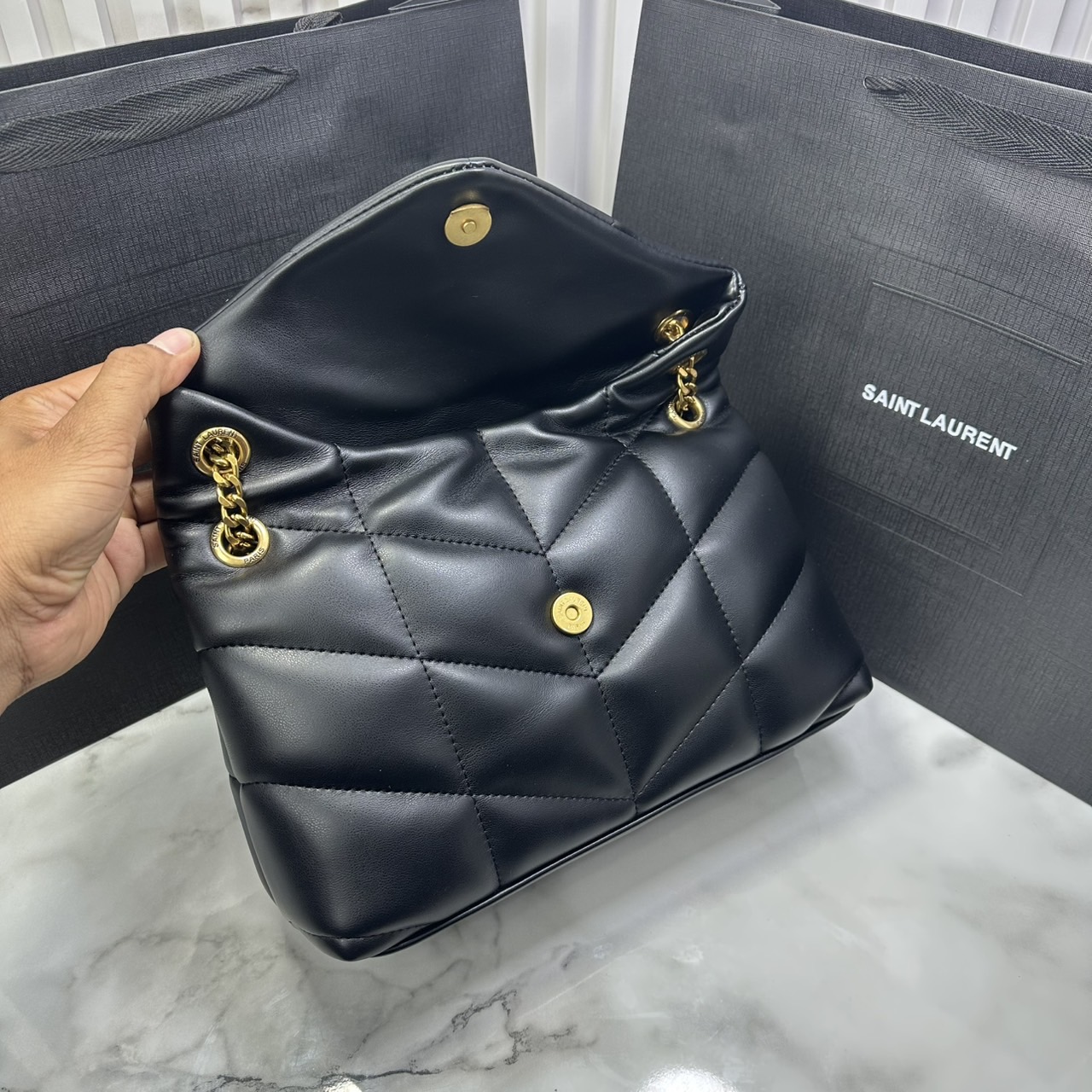 ORI หนังแท้ | 28cm YSL PUFFER SMALL in Nappa leather กระเป๋าสะพายรุ่นยอดนิยม ทรงสวย ใช้ได้บ่อยไม่มีเบื่อ วัสดุหนังสัมผัสนิ่มมือ ดีไซน์เรียบหรู ดูแพง สะพายได้หลากหลาย