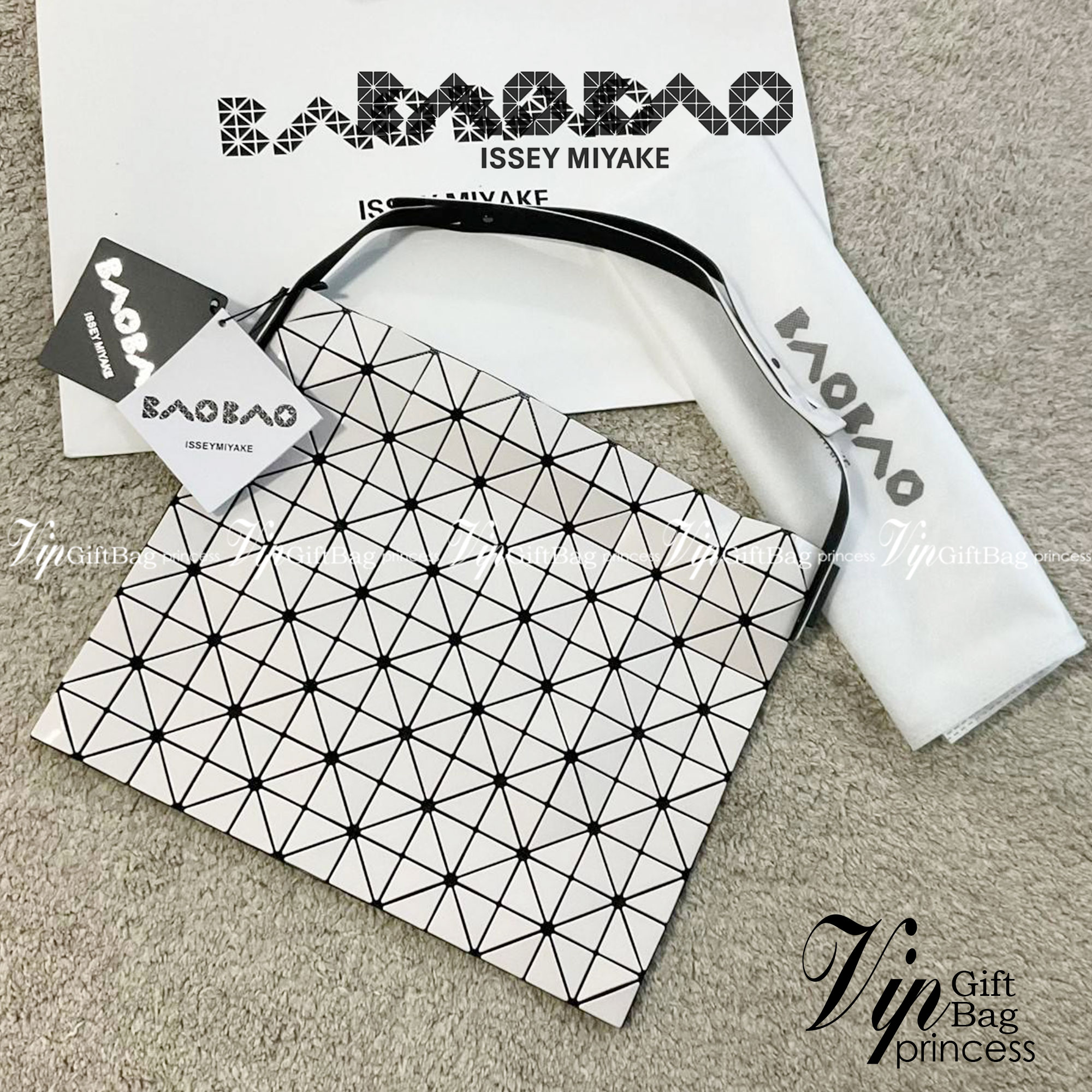 รุ่นใหม่ล่าสุด! พร้อมส่งที่ไทย! BAO BAO ISSEY MIYAKE BAGUETTE HANDBAG (LARGE) กระเป๋าสะพายไหล่จากทรงสวย วัสดุ 100% POLYVINYL CHLORIDE ด้านในใส่ของได้กำลังดีเลย ใส่ไอแพดมินิ กระเป๋าสตางค์ยาวได้ สมุดโน้ตได้สบายเลย วัยทำงานหรือวัยนักศึกษา อย่างน้อยต้องมีแบรน