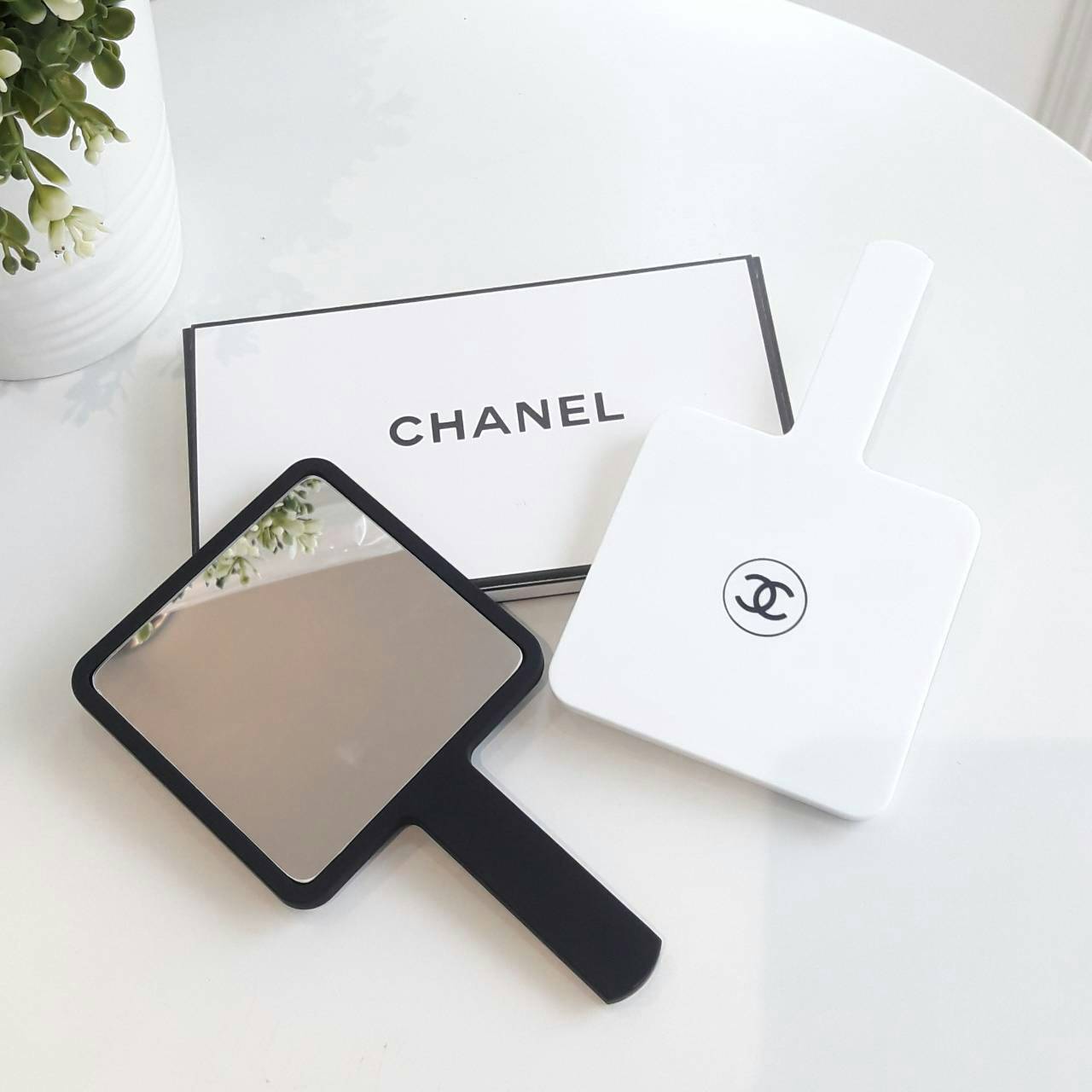 มีกระจกดีดีสักชิ้น ไว้พกติดตัวกันหรือยังคะสาวๆ? ทางร้านขอแนะนำ Chanel xoxo mirror กระจกแบบถือ ของสมนาคุณ จากแบรนด์ เครื่องสำอางค์ Chanel ตัวกระจกมีขนาดกะรัด ถือง่าย พกพาสะดวก ด้านนอกผิวลื่นเคลือบด้านสบายมือ ปั้มโลโก้แบรนด์ ด้านในเป็นกระจกใส จะส่องกี่ครั้ง