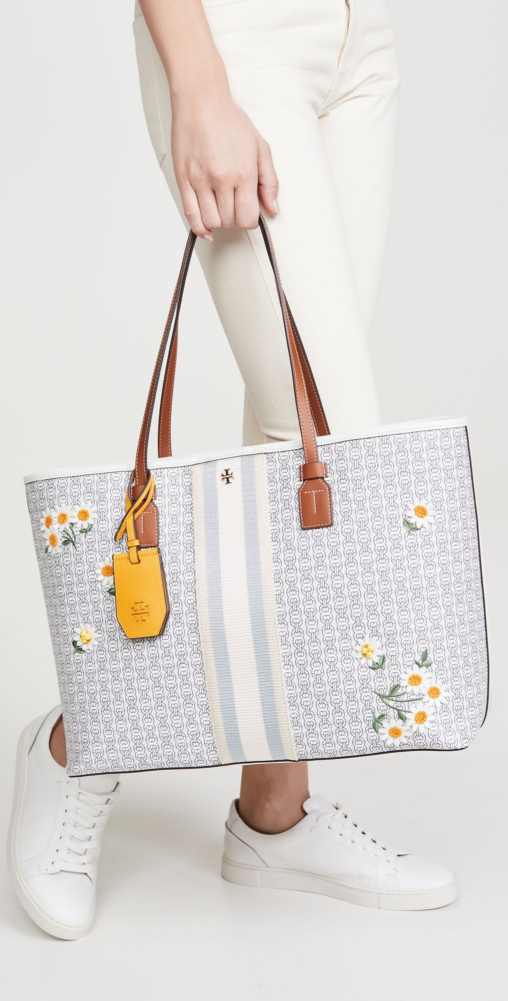 TORY BURCH GEMINI CANVAS SMALL PATCHES TOTE 🔺จุดเด่นของหนังคุณภาพต้องนิ่มสัมผัสได้ ไม่แข็งทื่อๆนะคะ! พร้อมส่งที่ไทย ใช้วันไหนๆก็สวยสุดๆไปเลยค่าา! กระเป๋าทรงTote ไม่เล็กอย่างที่คิดนะคะ😁 หนังแท้ชั้นดี ลายหนังสวยนิ่มมือดีมากค่ะ ตัวกระเป๋าลายโ