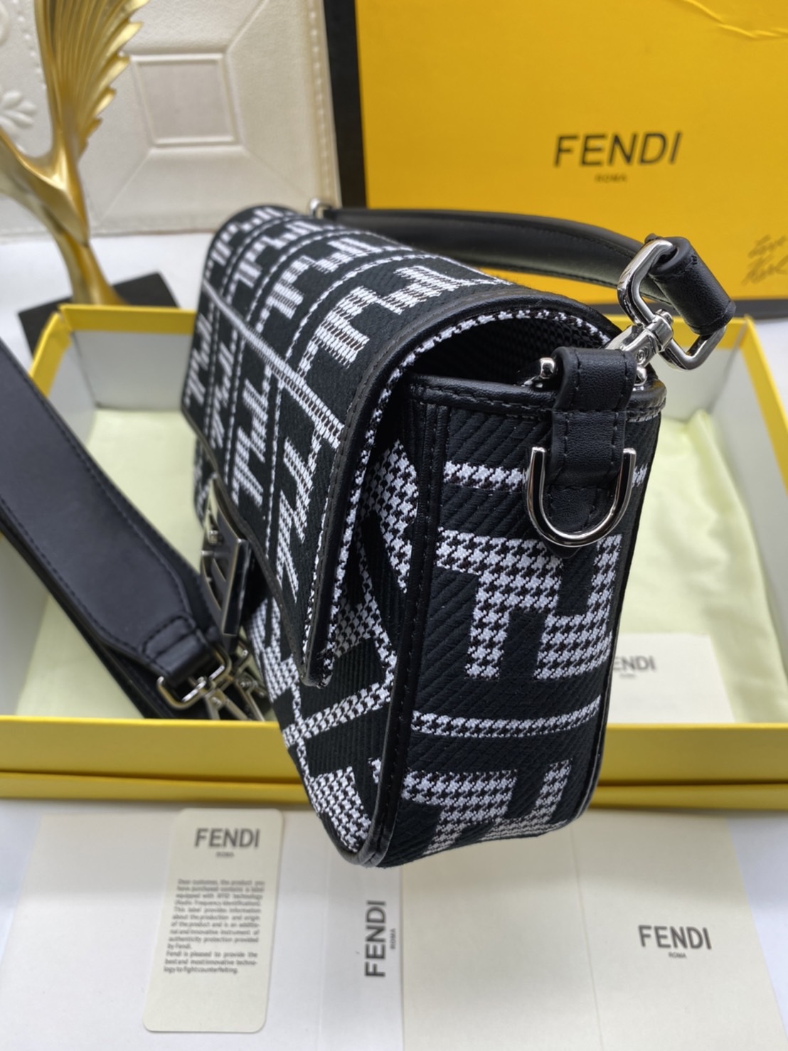 Fendi Baguette FF Tapestry Fabric Bag 26cm เกรดออริจินอล กระเป๋าทรง Baguette ลวดลาย FF สไตล์วินเทจ สามารถถือด้วยมือหรือสะพายไหล่หรือสะพายข้างด้วยที่จับหนังและสายสะพายไหล่ ทั้งสองแบบถอดออกได้ สวยหรู ใบนี้ไม่ควรพลาดค่า