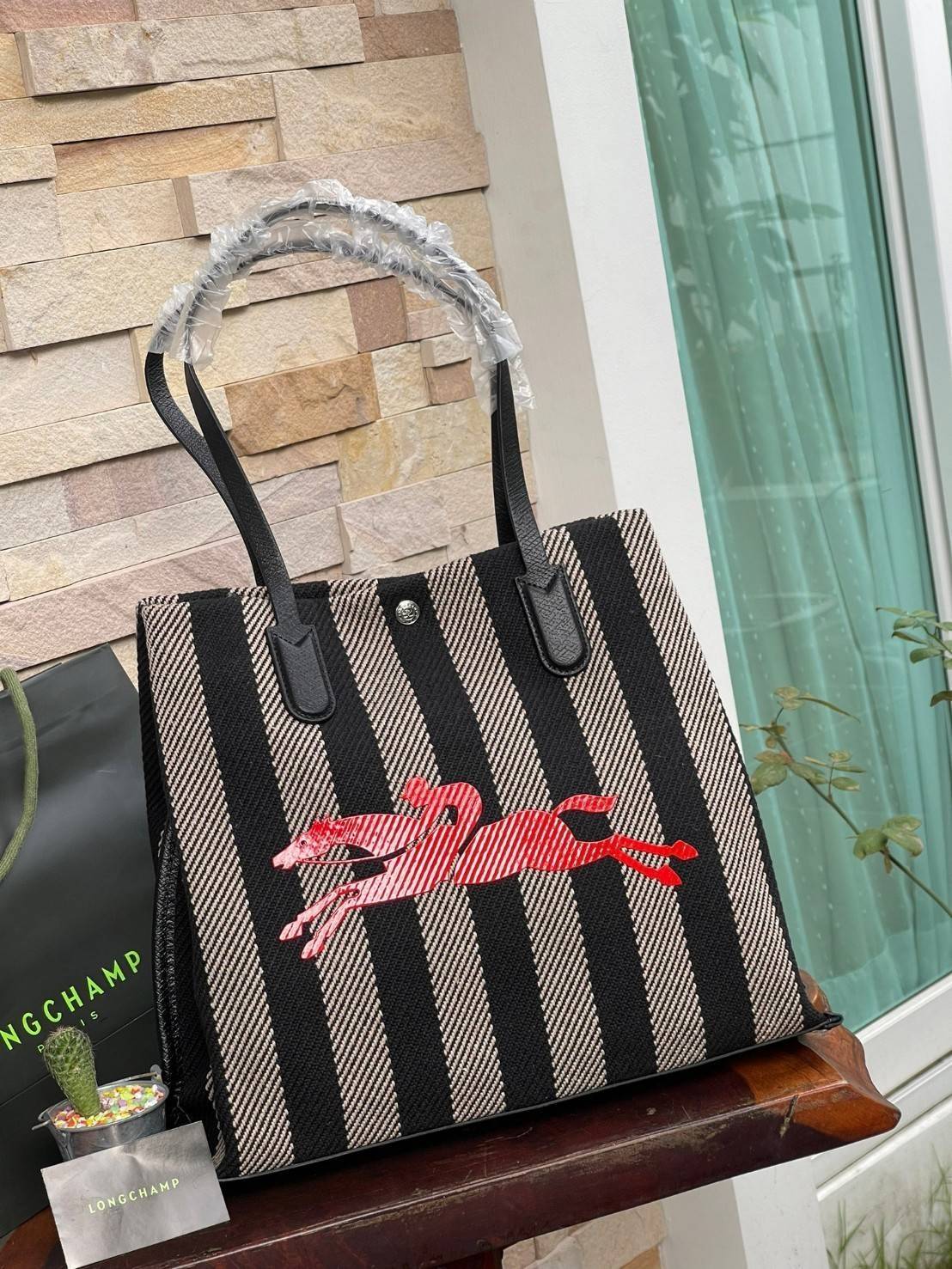 Longchamp Essential Stripes shoulder bag อีกหนึ่งคอลเลคชั่นสำหรับใครที่ต้องการกระเป๋าแบบใช้งานได้ในหลาย ๆ โอกาส การเลือกกระเป๋าขนาดเล็กย่อมไม่สะดวกและไม่ครอบคลุมต่อการใช้สอยอย่างแน่นอน Longchamp รุ่นนี้สามารถตอบโจทย์ ในการใช้งานที่หลากหลายขึ้น เพราะบางครั