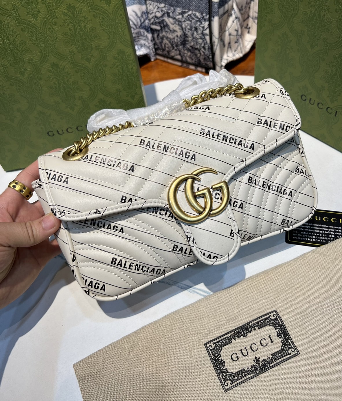 หนังแท้ GUCCI The Hacker Project small GG Marmont bag Balenciaga print leather คอลเลคชั่นผสมผสานเอกลักษณ์ความหรูของ 2 แบรนด์ดัง ที่ยอดขายดีตั้งแต่วันแรกที่ลง shop ด้วยรูปทรงที่กะทัดรัด ตอบโจทย์ได้ทุกลุค ทุกไลฟ์สไตล์ ใช้งานได้ง่ายคล่องตัว เรียกได้ว่าใครไม่