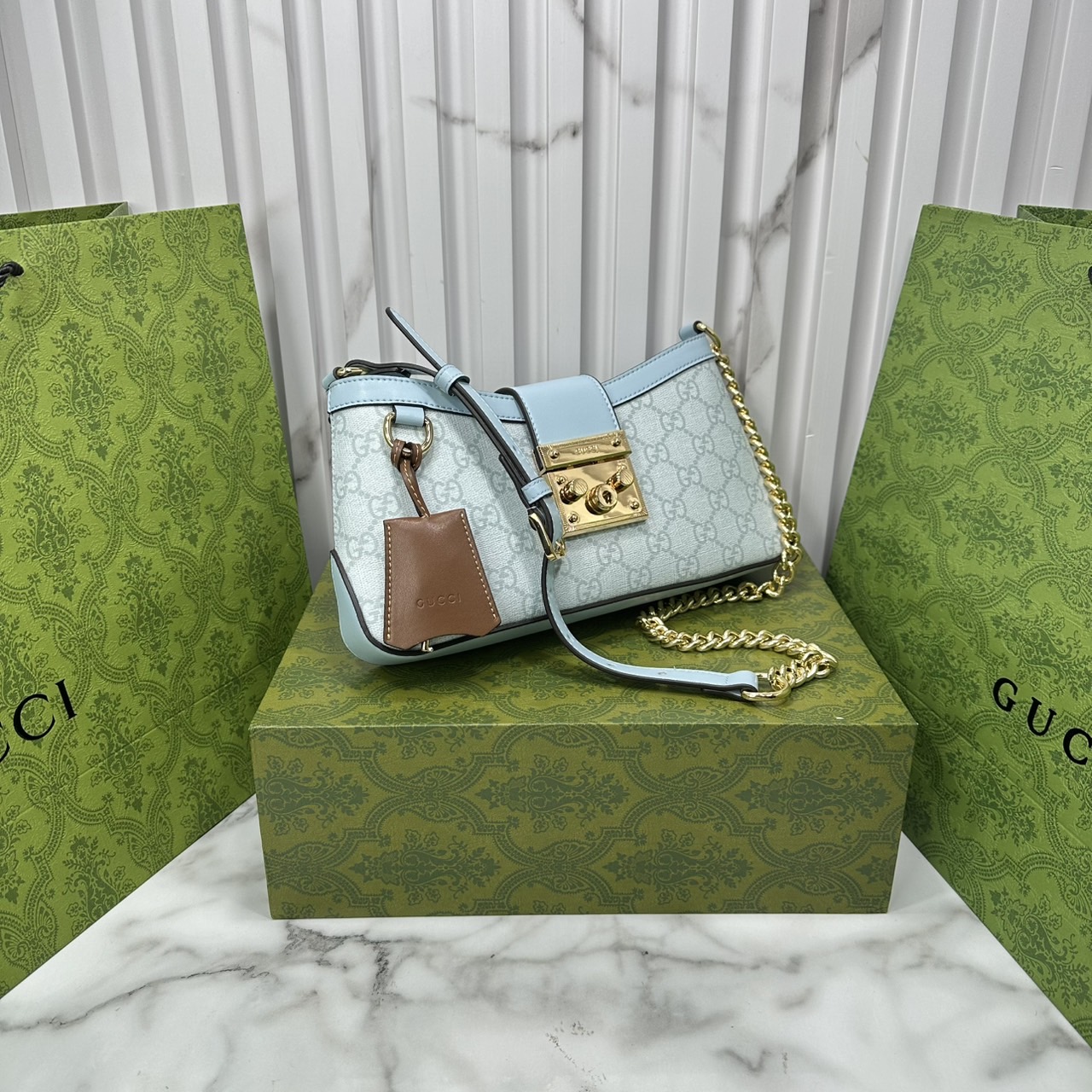 ORI หนังแท้ | GUCCI Padlock Small Shoulder Bag กระเป๋าสะพายทรงสวยวินเทจดีไซน์ไม่ซ้ำใคร หรูล้ำผู้ดี หนังแคนวาสพิมพ์ลายคมชัด ปากกระเป๋ามีแถบหนังคาดและอะไหล่กดล็อค