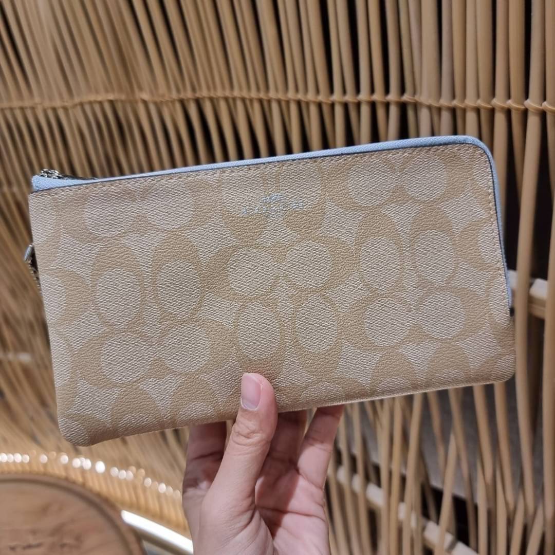 COACH F54057 DOUBLE ZIP WALLET IN SIGNATURE กระเป๋าคล้องมือ size L ใบนี้ใส่มือถือได้ทุกรุ่น ขนาดกำลังดี พกพาสะดวกมากๆ วัสดุหนังสังเคราะห์ ภายในเป็นผ้าสีสวยคม ใส่ธนบัตร ใส่บัตรได้เยอะ ใส่มือถือได้สบายๆทุกรุ่น ตอบโจทย์สาวๆที่ไม่ชอบพกเยอะวุ่นวายจ้า ใบนี้เอาอ