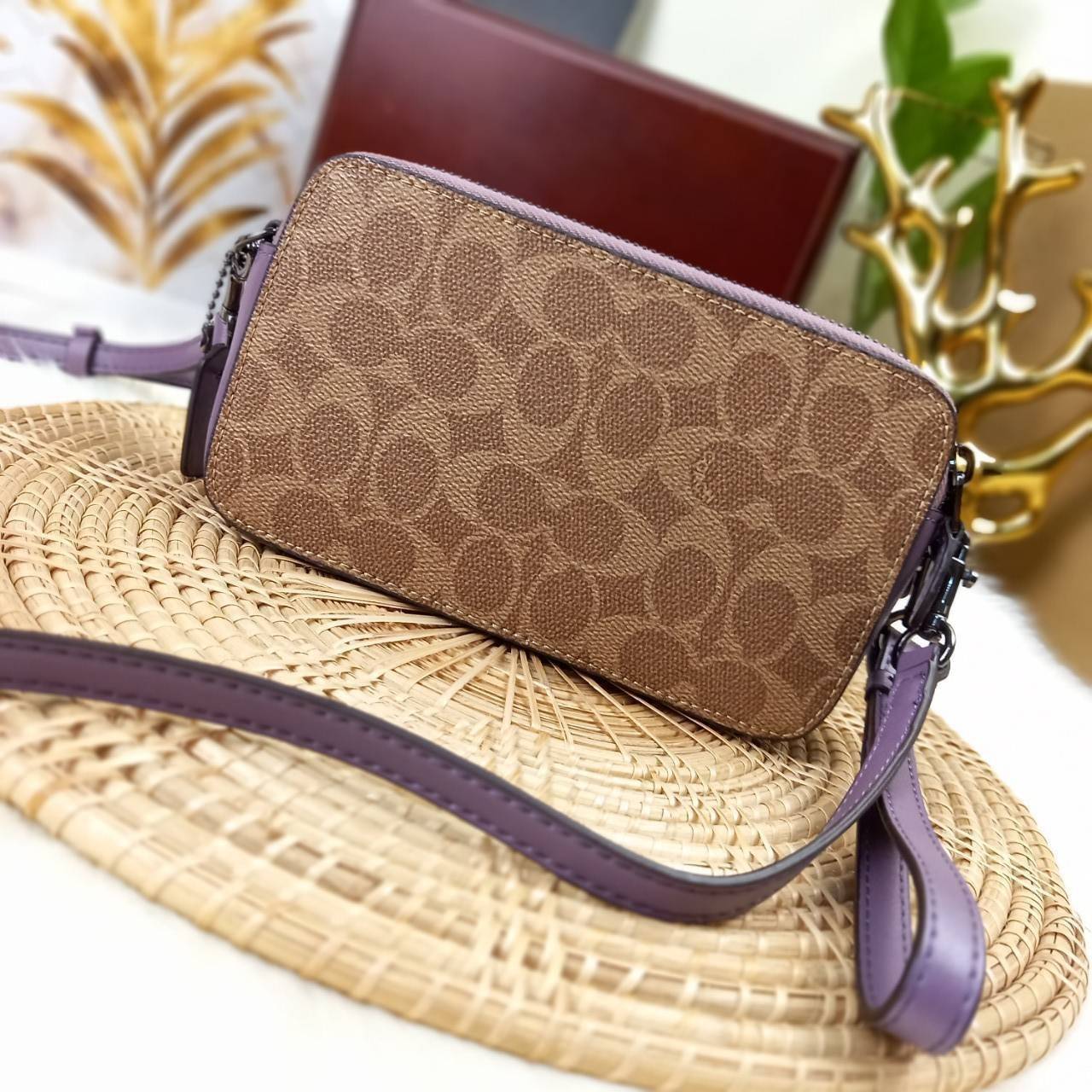 COACH KIRA CROSSBODY IN SIGNATURE CANVAS (COACH F89399)🍁เหมาะมือมาก หยิบใช้ง่ายสบายเลย🌈//รุ่นนี้ จะถือ จะคล้องมือ สะพายคลอสบอดี้ ได้หลายลุค จัดวางตามต้องการได้เลย // มีสายคล้องมือ และสายยาว สามารถถอดได้ทั้ง 2 สาย //เปิด-ปิดด้วยซิป มี2 ช่อง